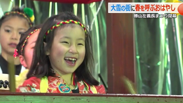 子供から大人まで住民らによる「浮き太鼓」