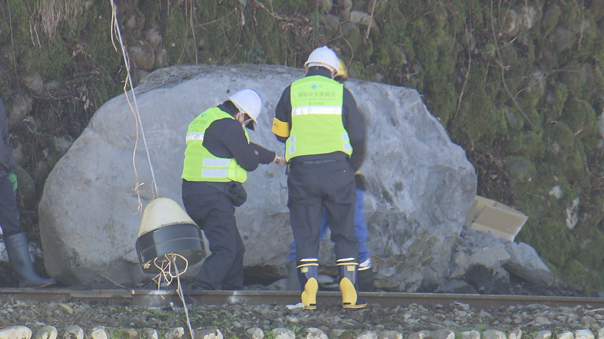 線路脇で破砕作業が続けられている落石(3月10日撮影)
