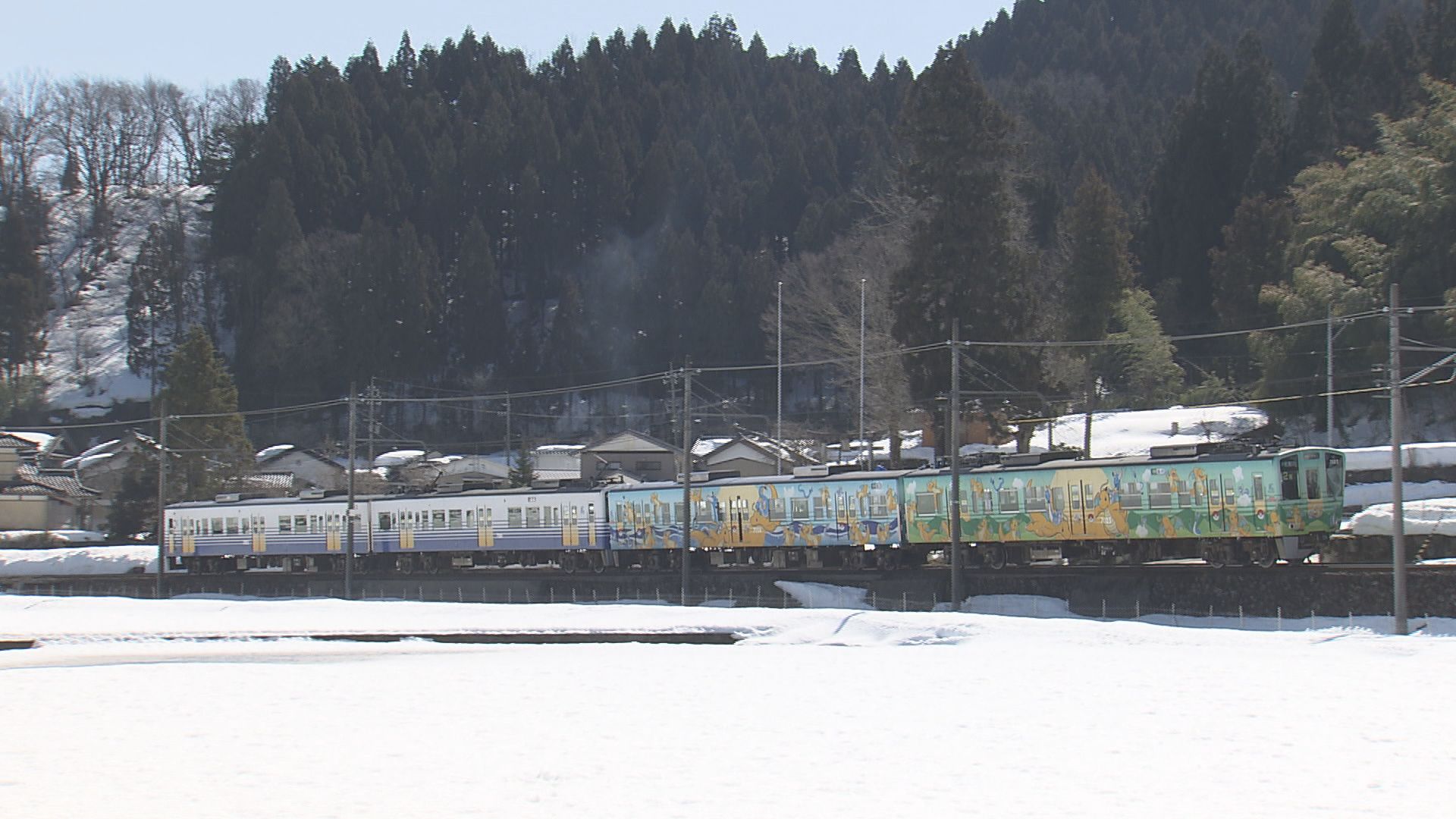 別の車両に引かれ移動する事故車両(3月10日撮影)
