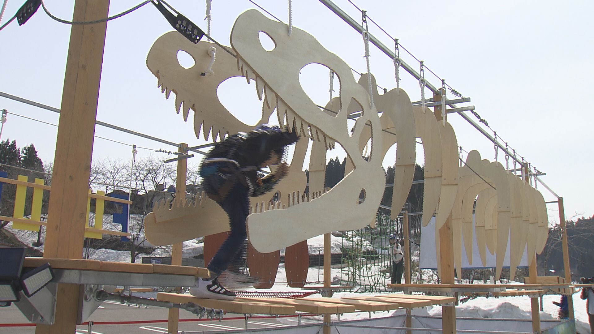 恐竜化石をモチーフにしたアスレチック