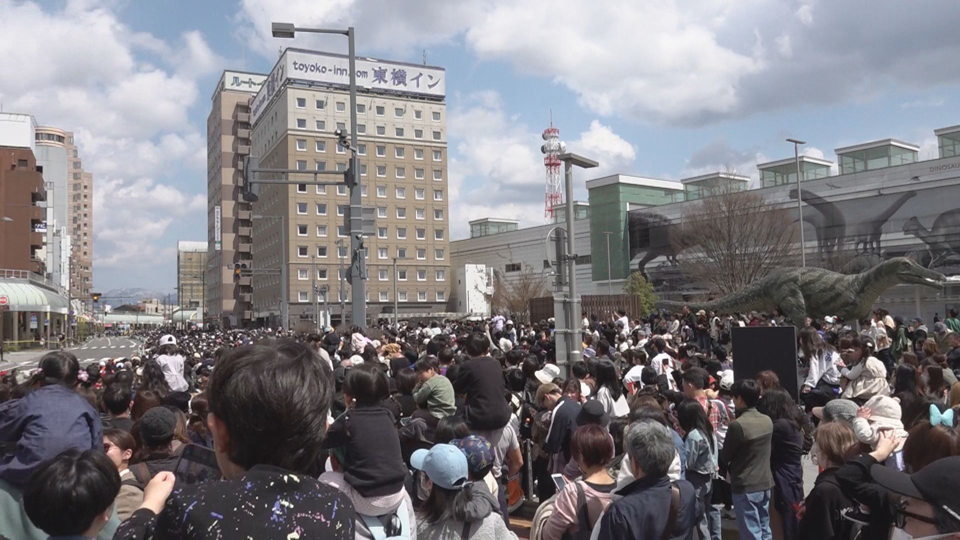 ディズニーパレードを見に福井駅前に8万人が