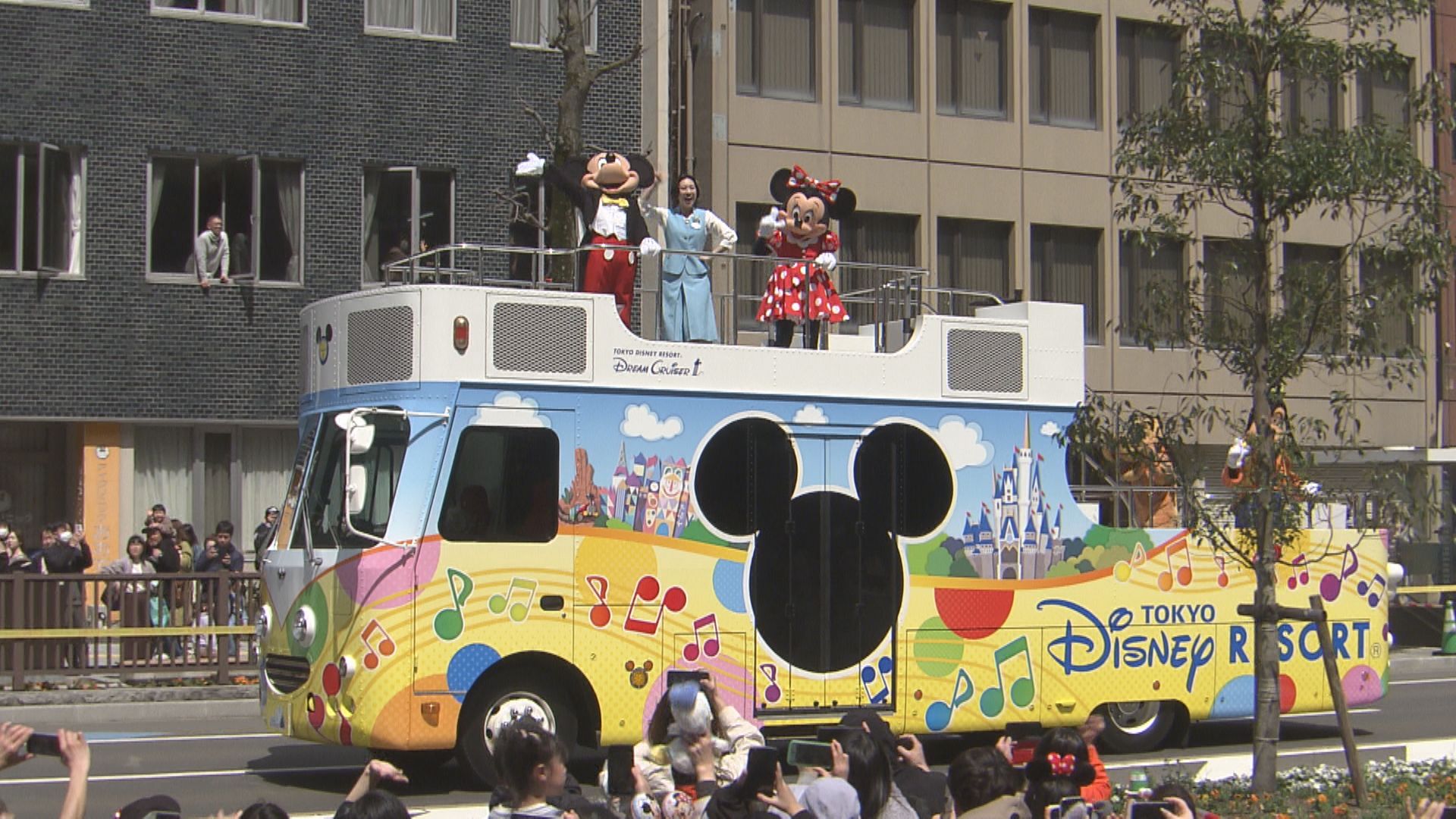 ジャンボリミッキーの音楽と共に練り歩いた