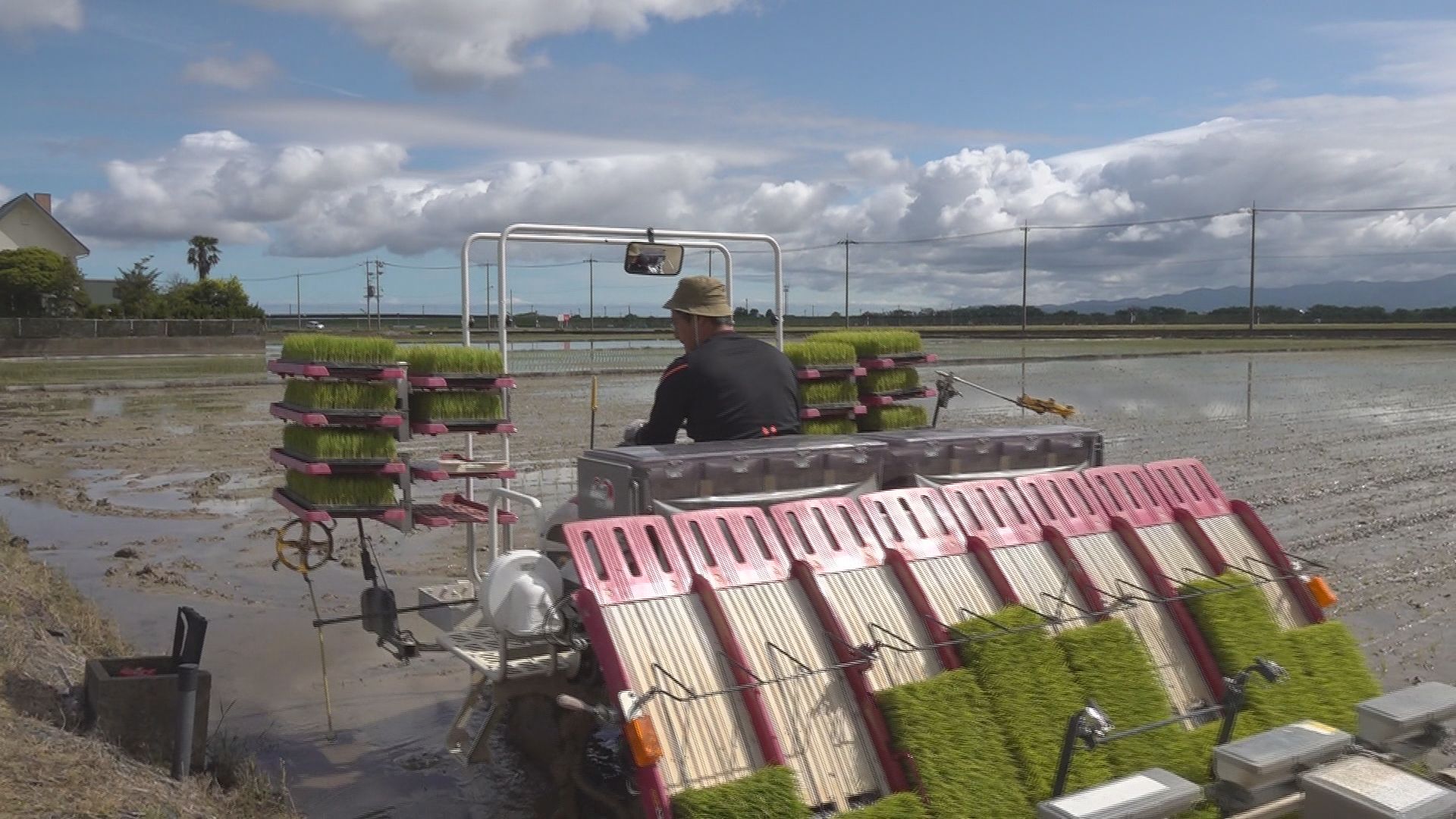 田植え機を運転する中垣内祐一さん