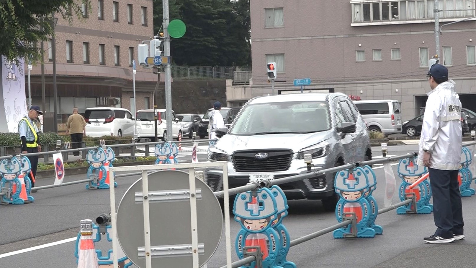 車線規制された鯖江駅西側の道路