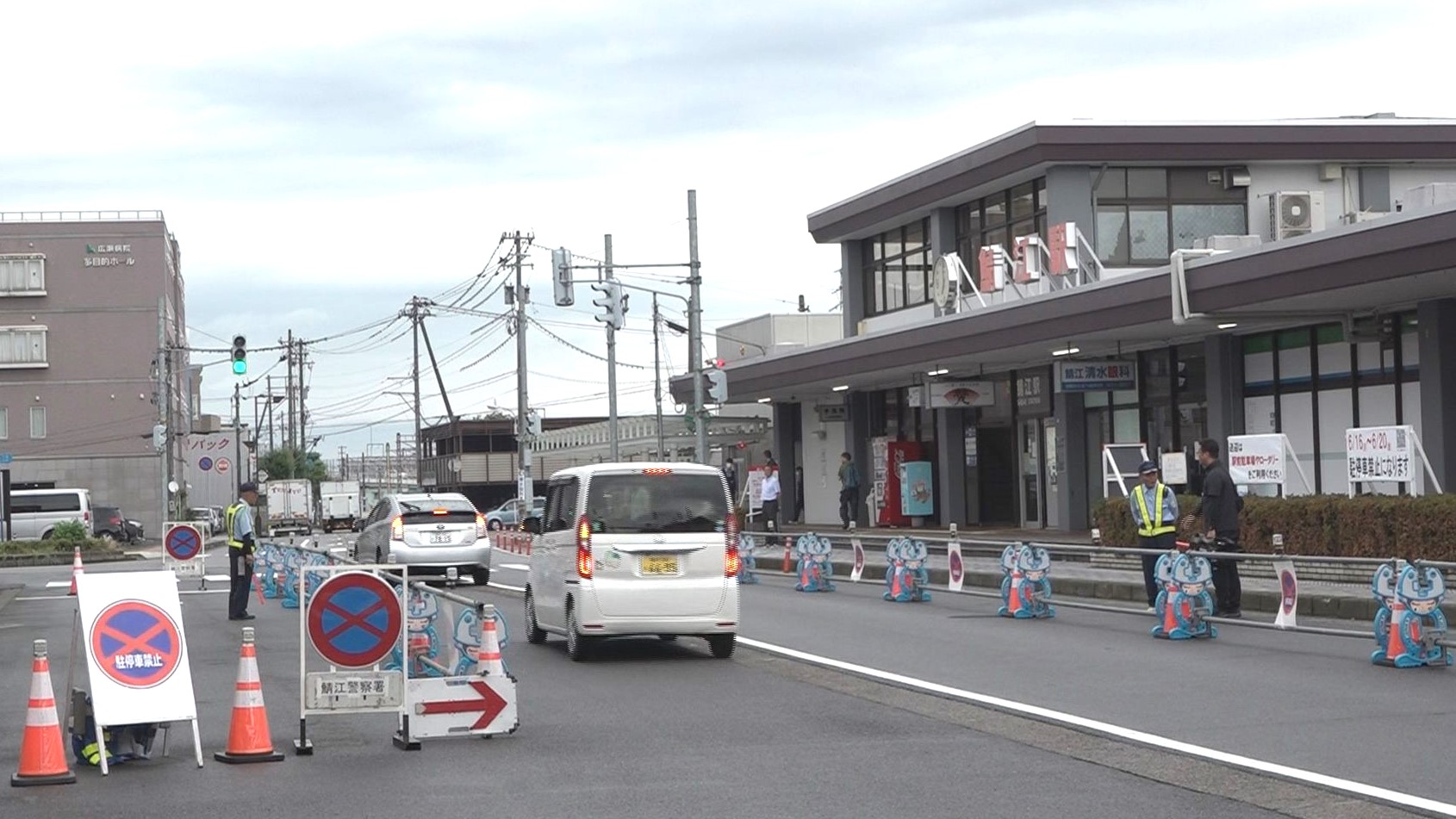 朝夕のラッシュ時は送迎車で混雑していた