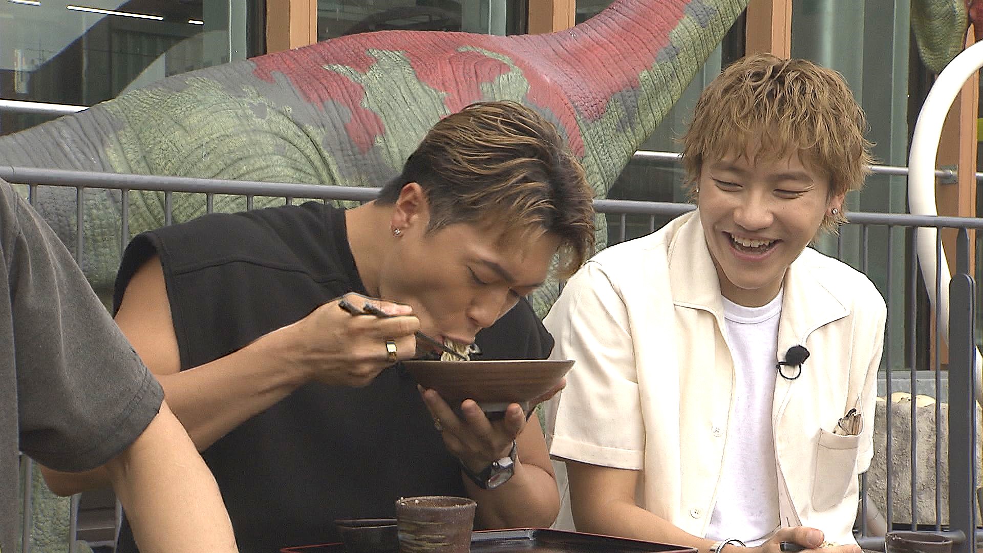 おろしそばを食べる小森さんと中務さん