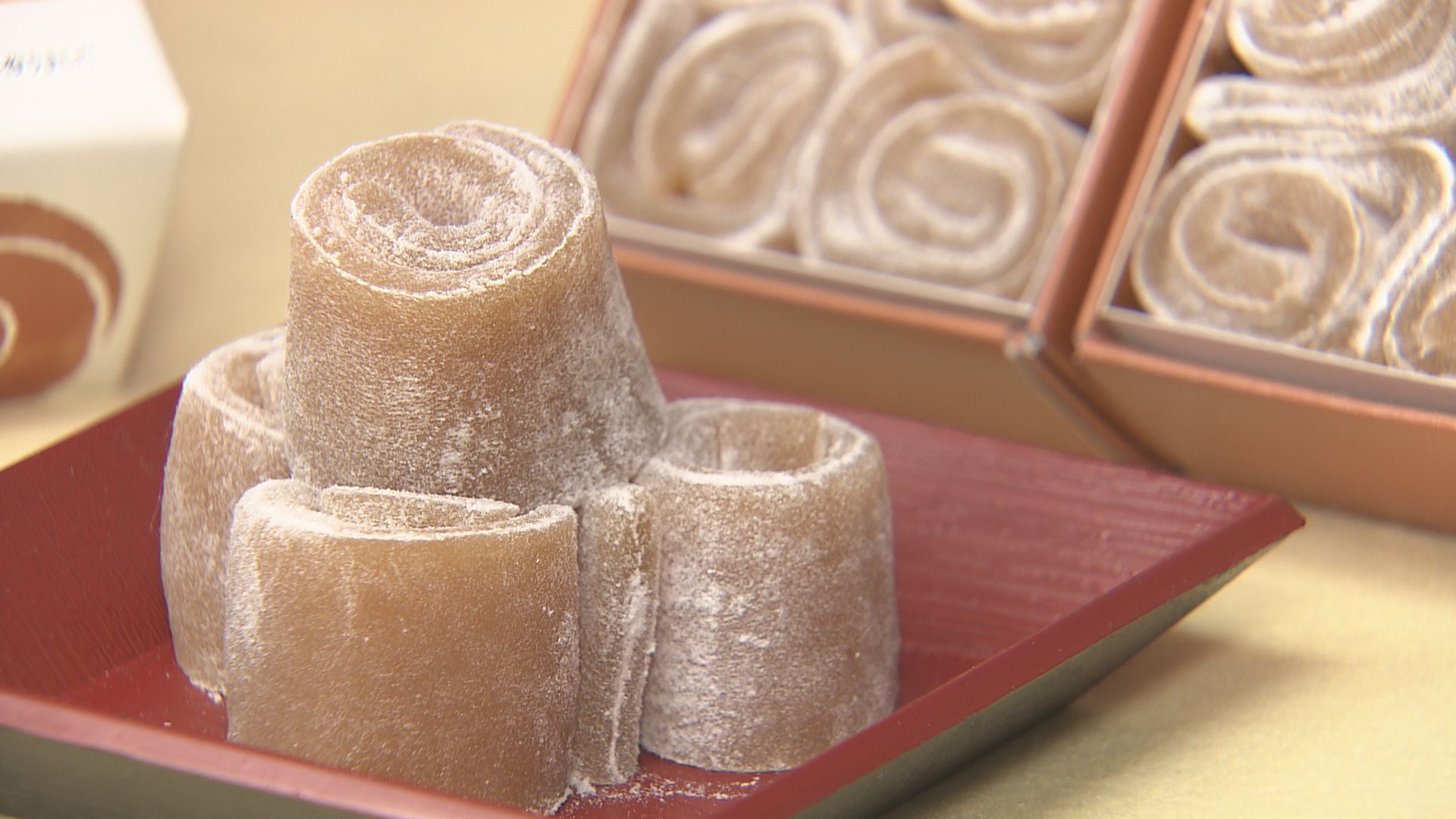 ミルクキャラメルのソースが練り込まれた羽二重餅