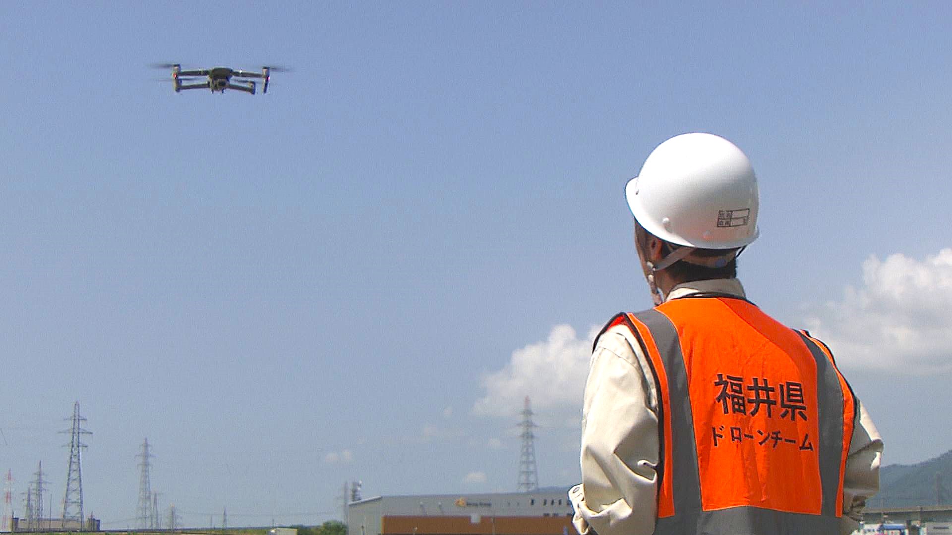 ドローンを操縦する朝井さん