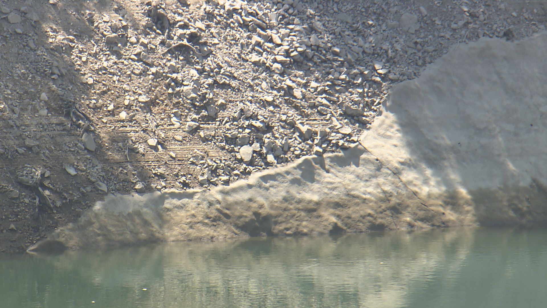 水位が低下したダム