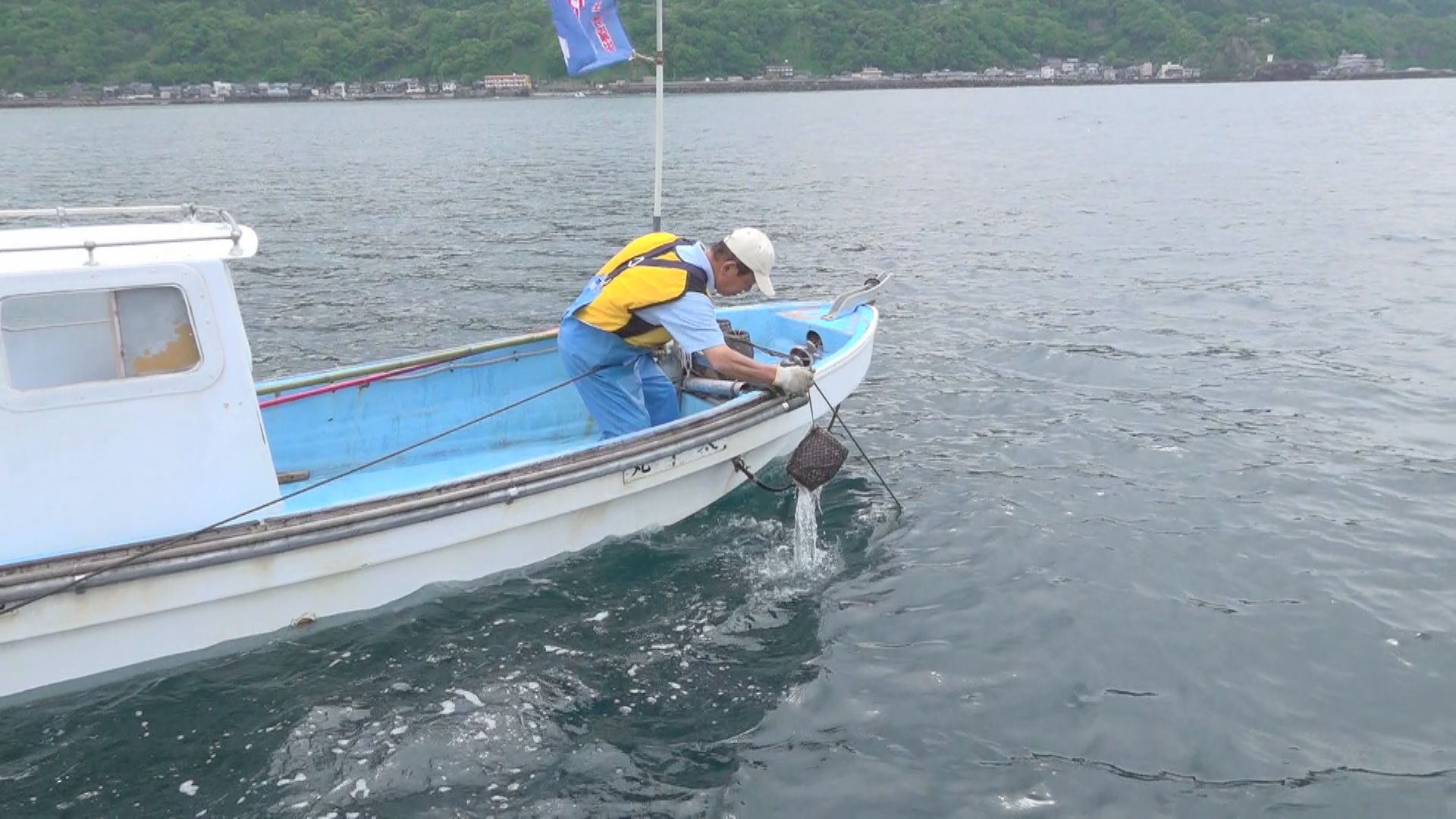 タコつぼで漁をする川嶋さん
