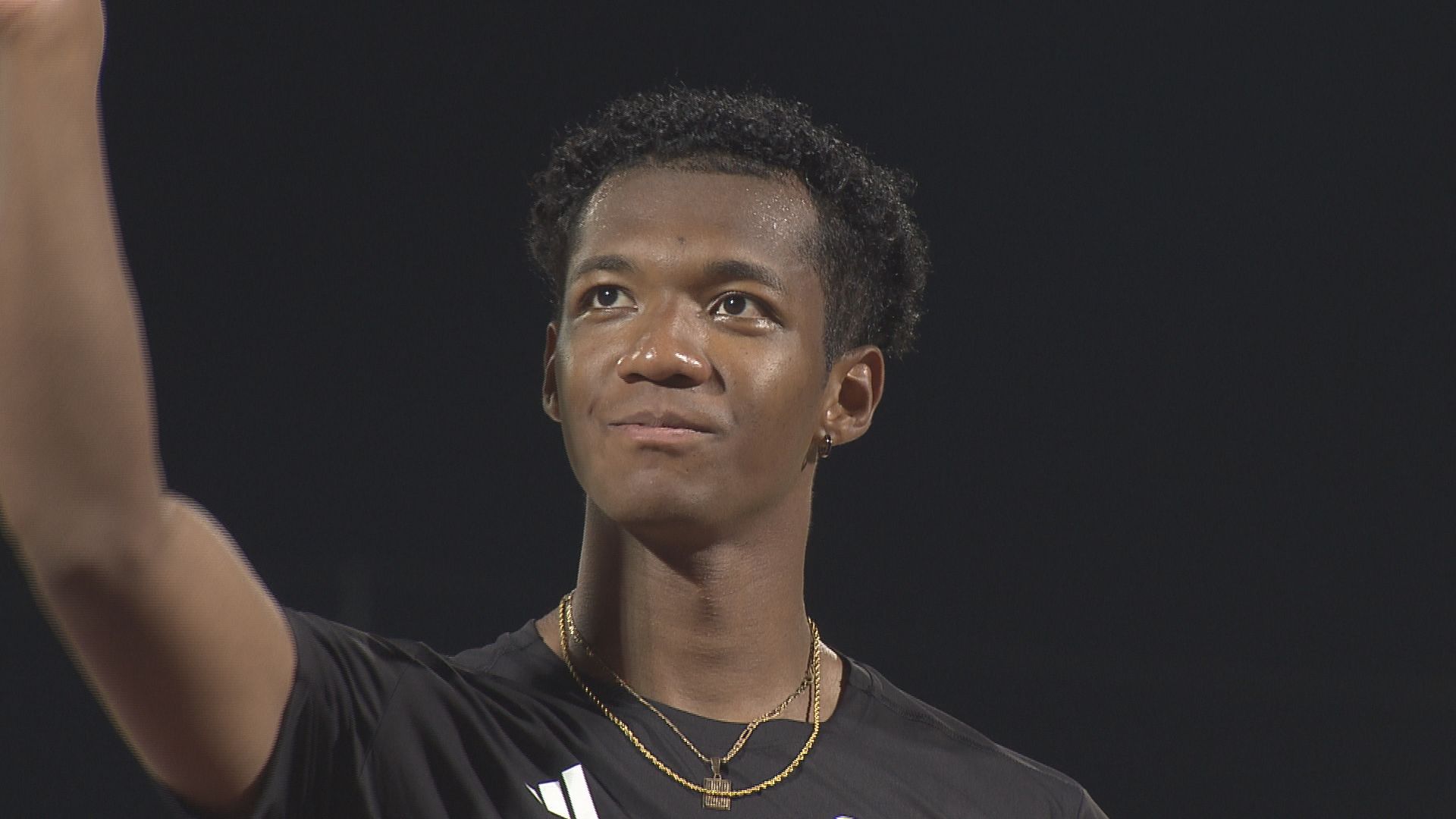 声援に応える村竹ラシッド選手