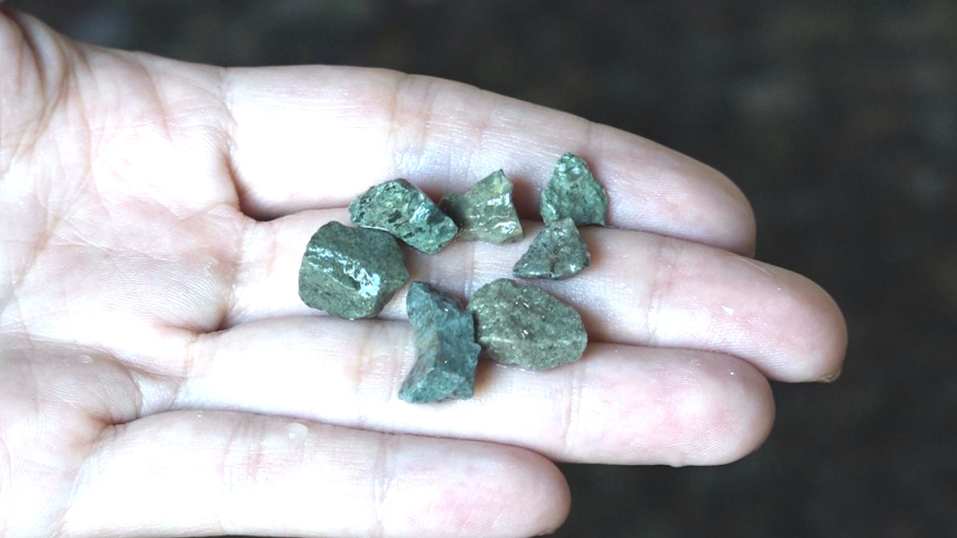 貴重な笏谷石（しゃくだにいし）