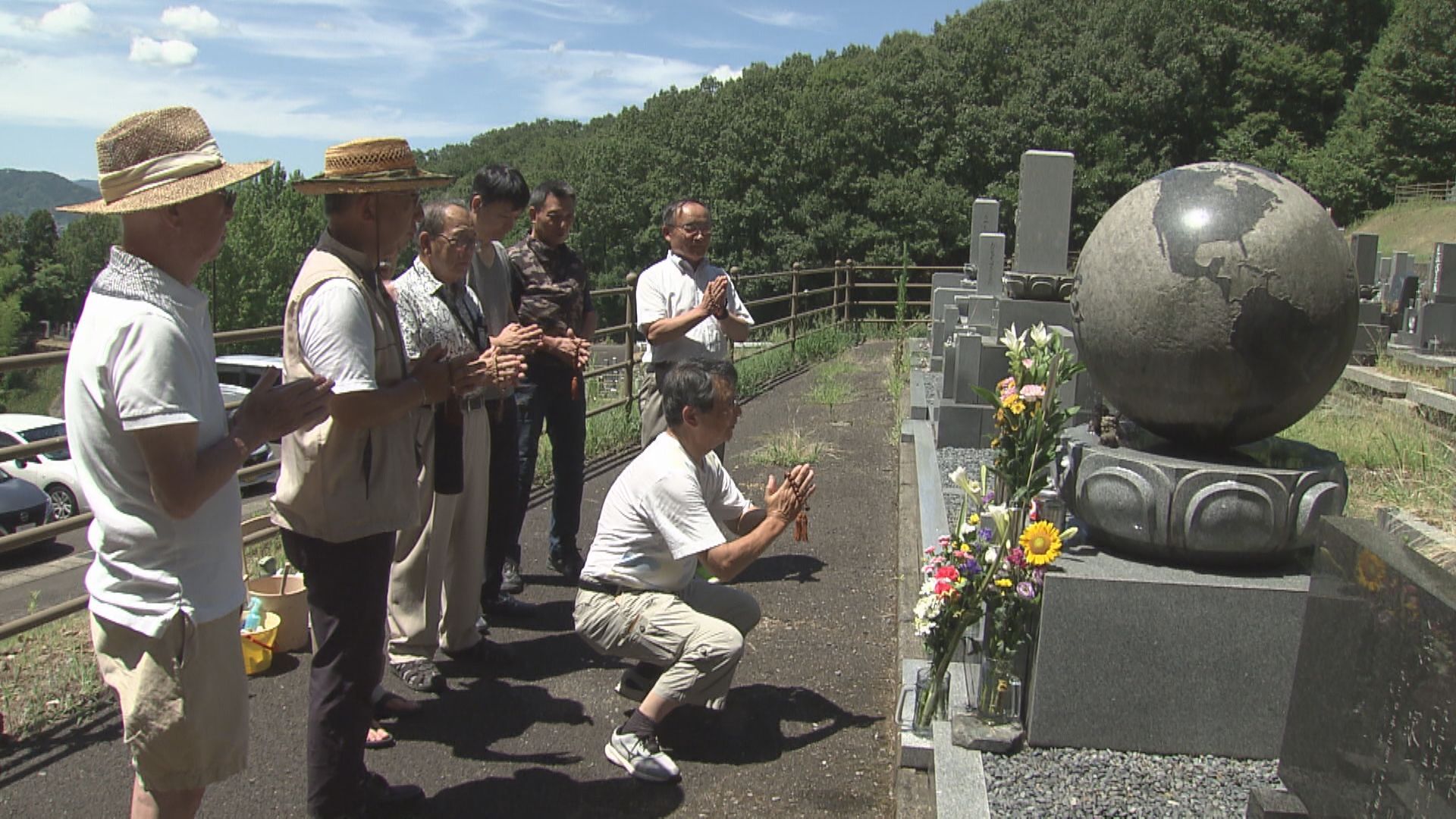 若泉氏の墓前に集まる教え子ら