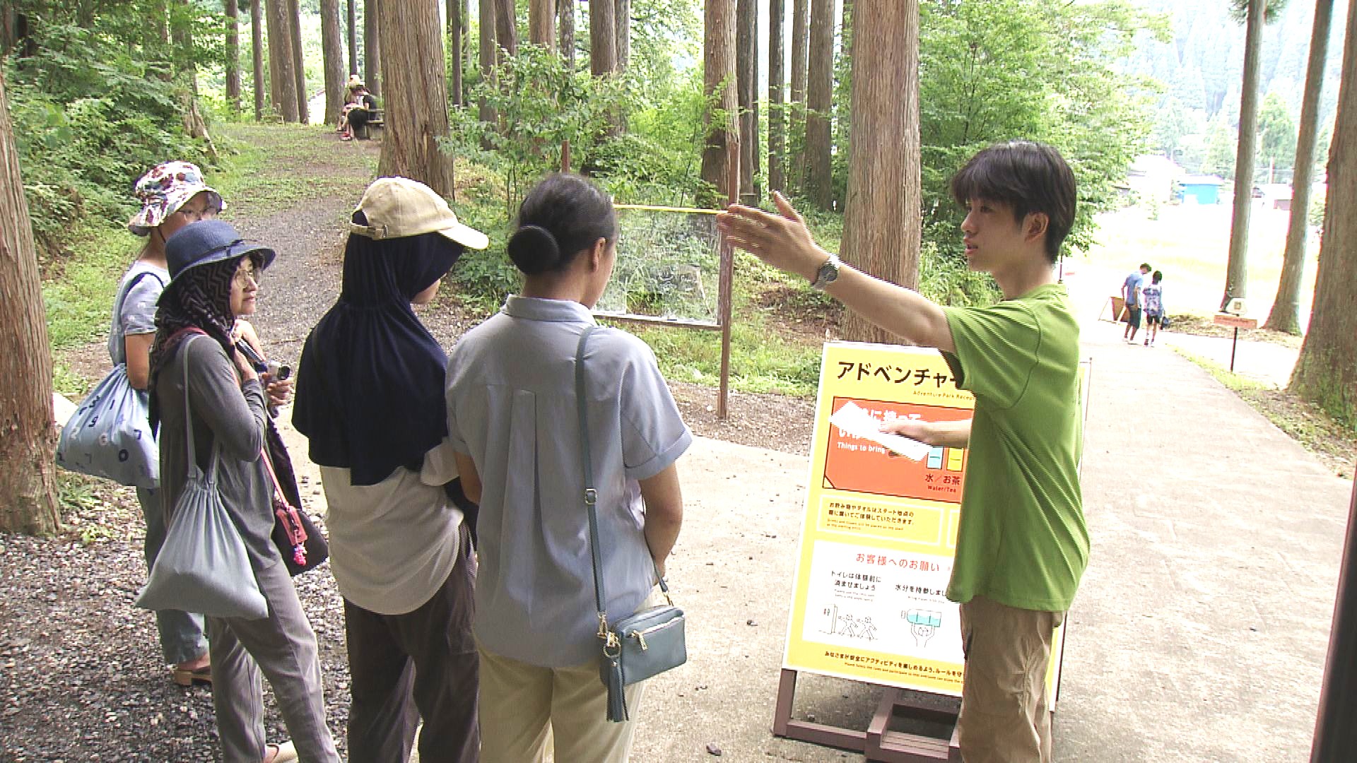 客を案内するインターンの三瓶さん