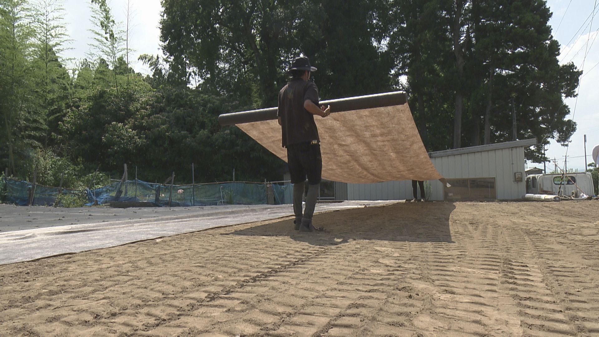 依頼を受け防草シートを敷く専門業者