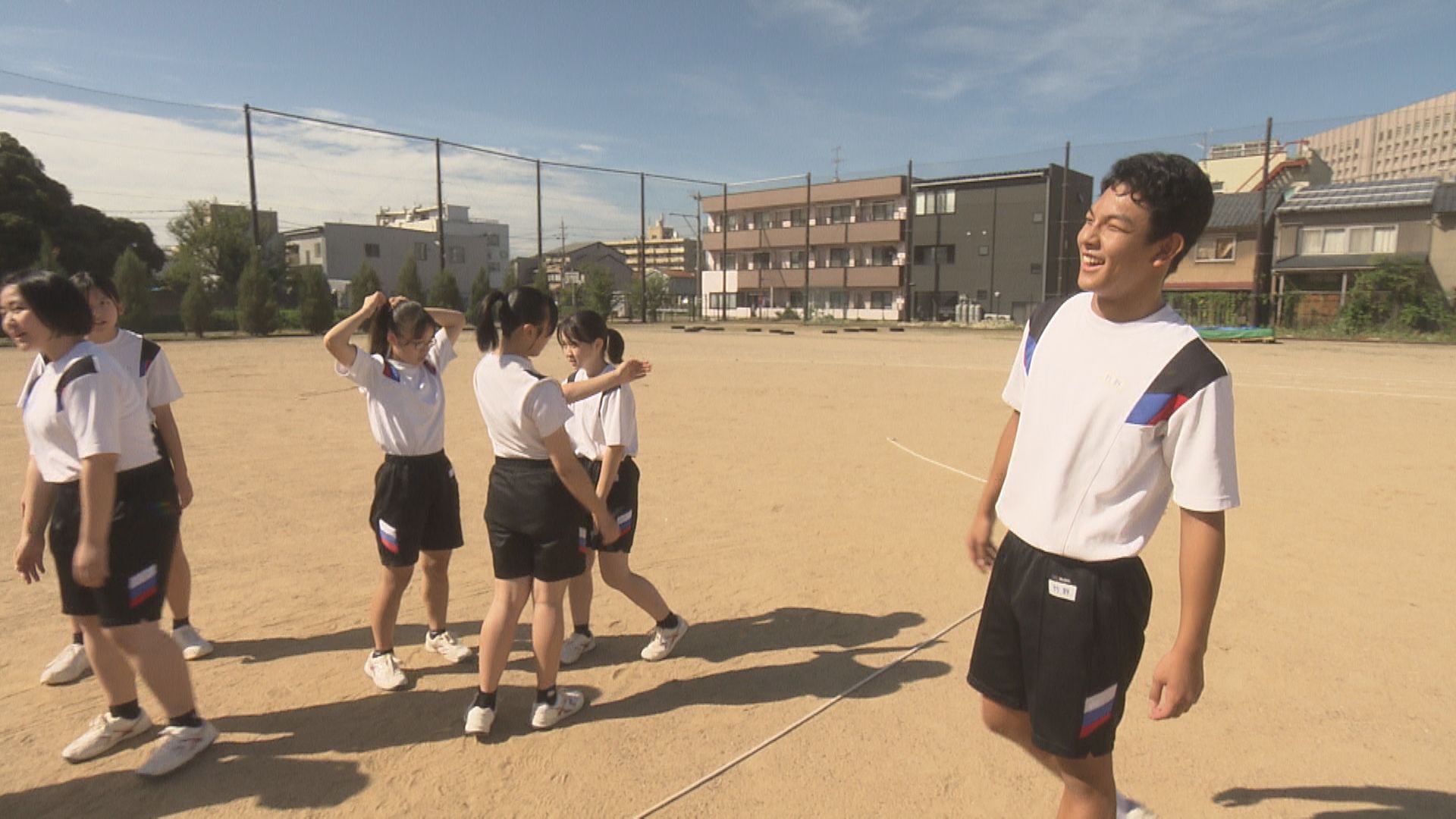 同級生と体育祭の練習をする竹野選手