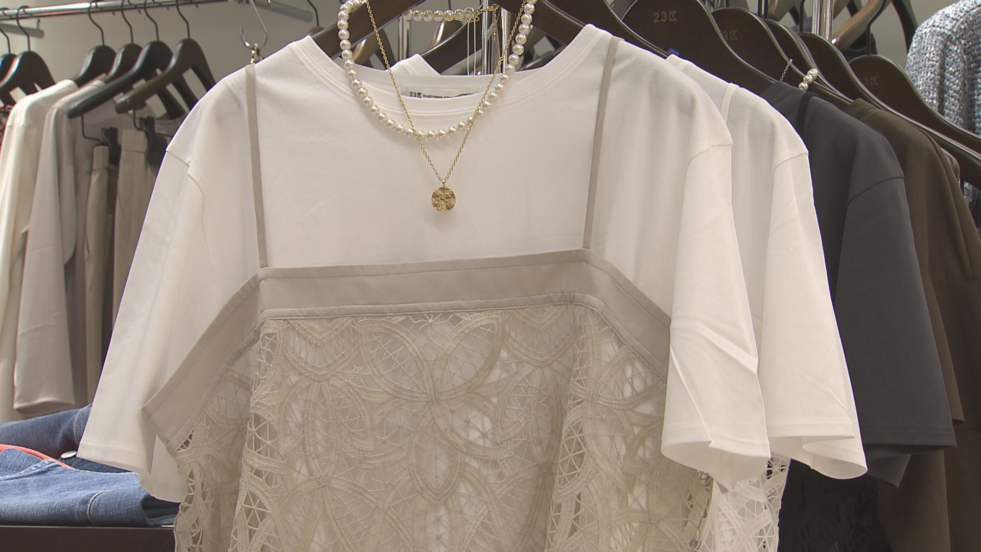 重ね着でも“秋っぽさ”を演出