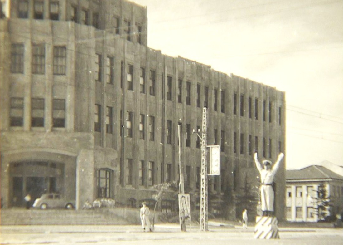 裁判所前で手信号をする警察官