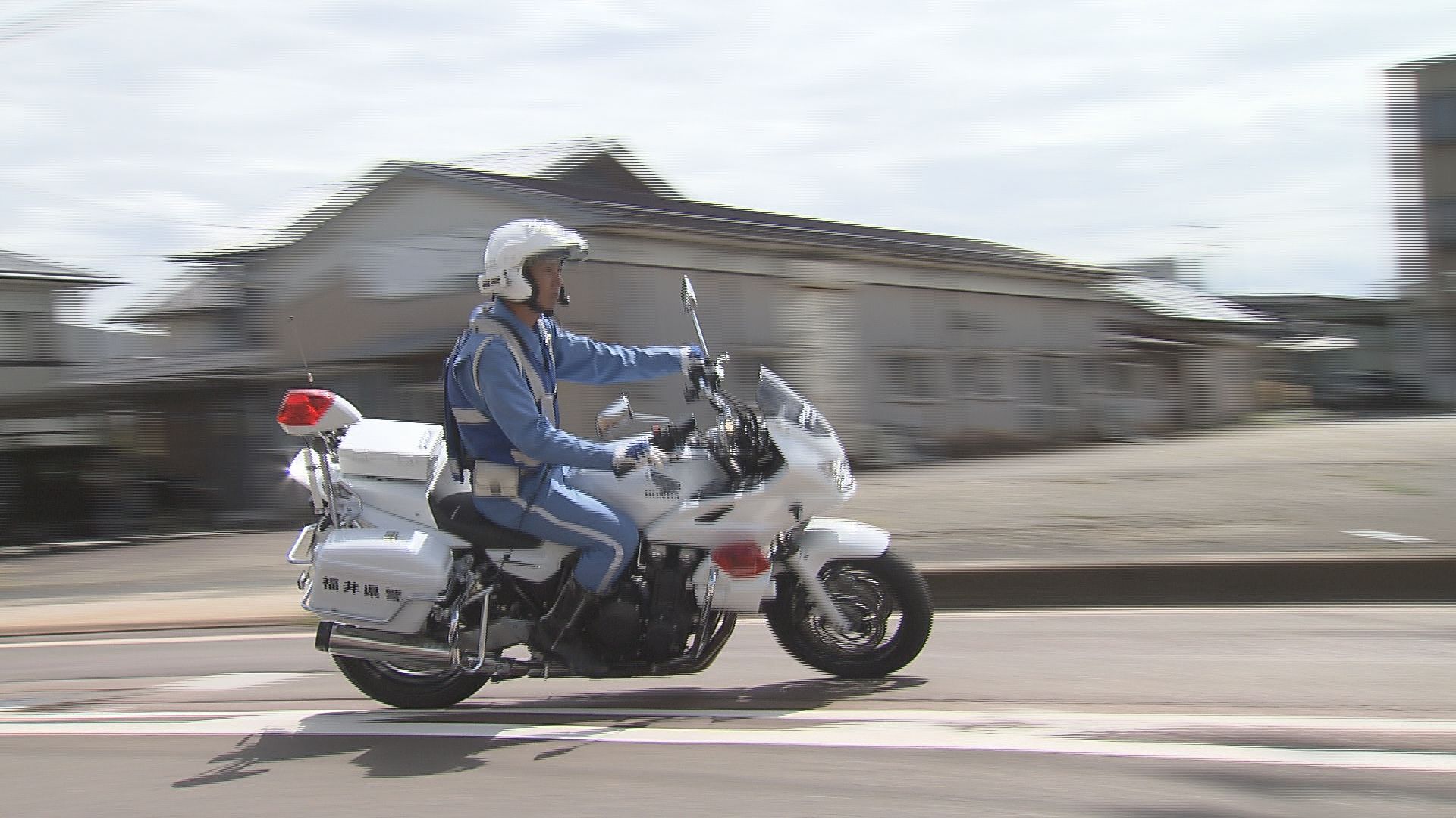 白バイで出動する嶋田翼巡査部長