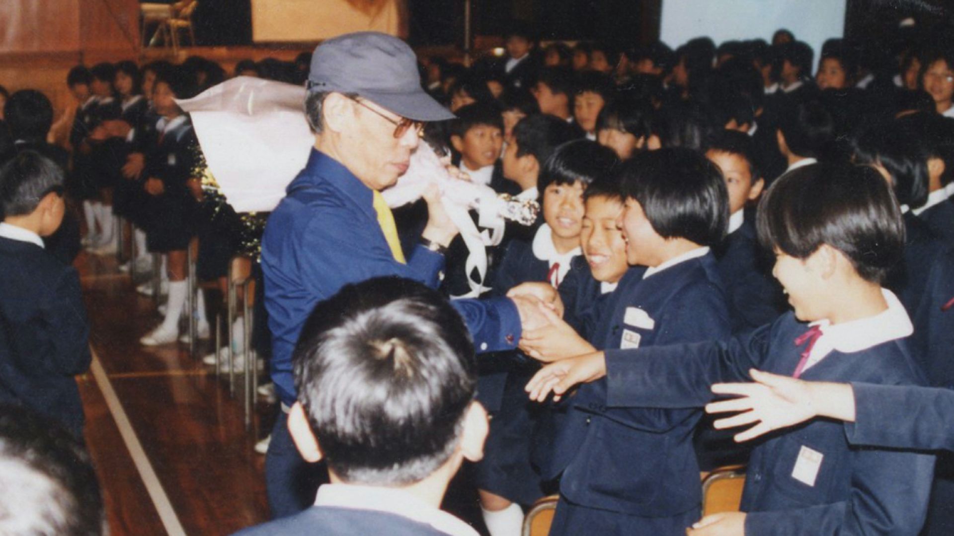 金津小学校を訪れたやなせたかしさん