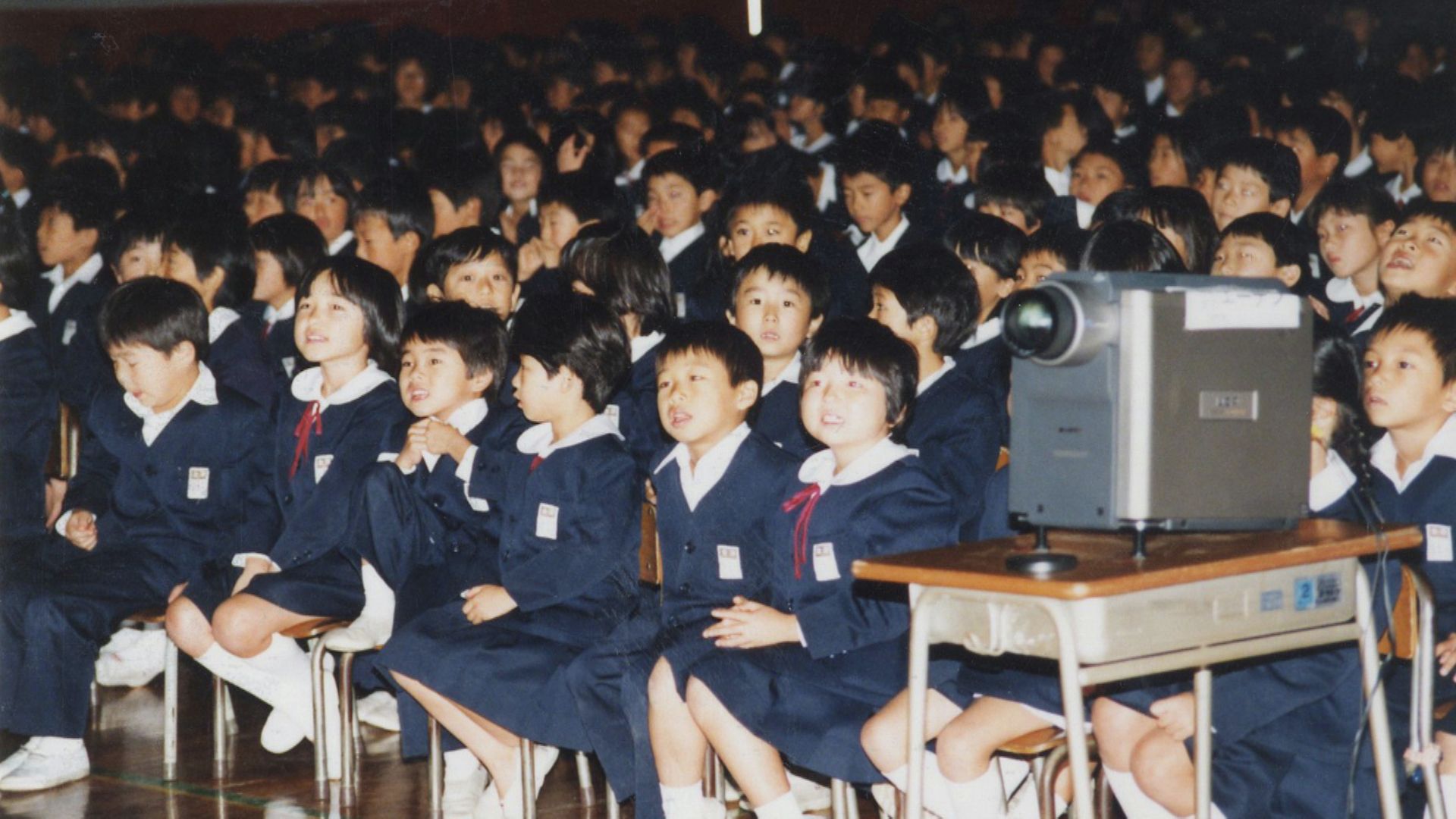 目を輝かせて話を聞く子供たち