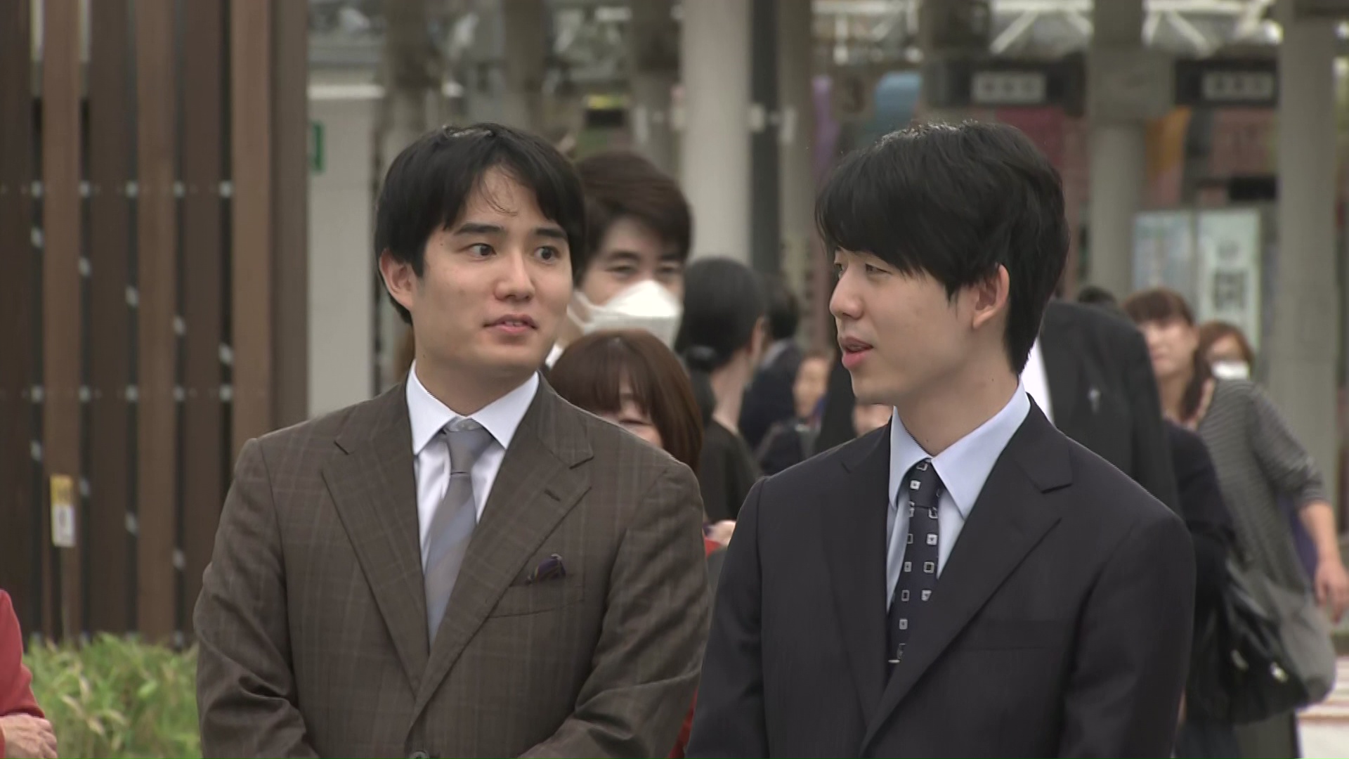 言葉を交わす2人