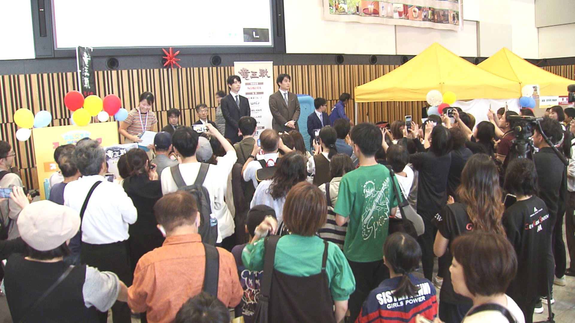 詰めかけたファンの前に登場