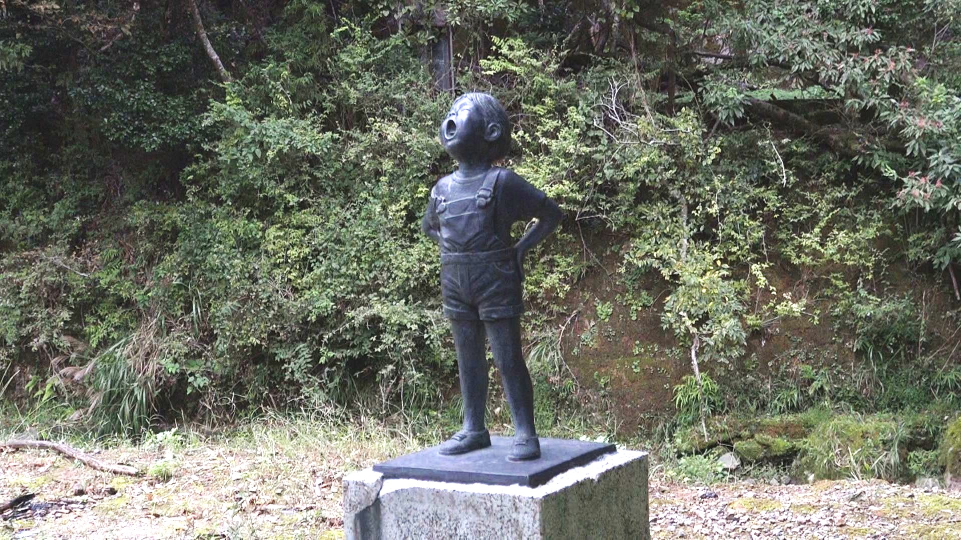 オーバーオール姿の少年像