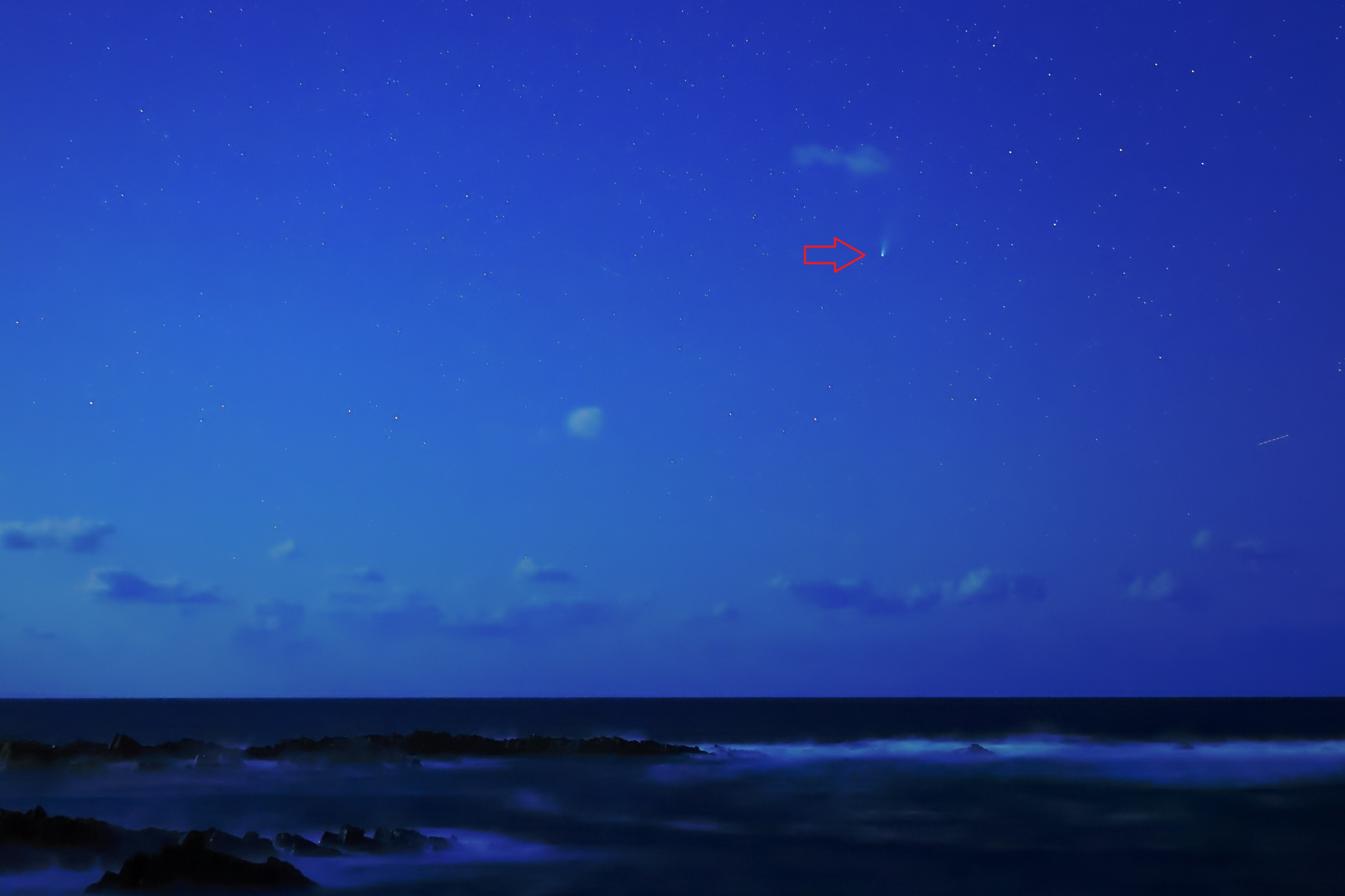 日本海とレモン彗星