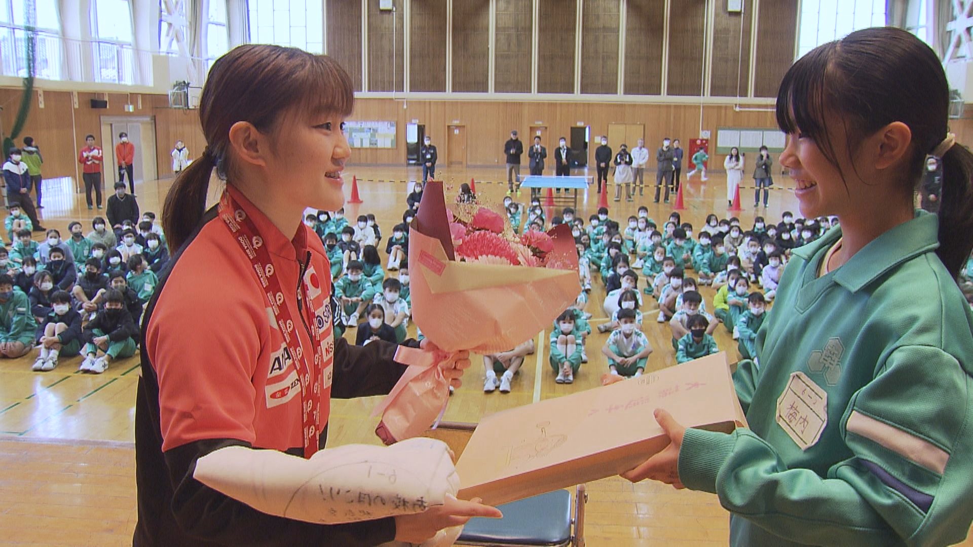 児童から祝福を受ける大藤選手