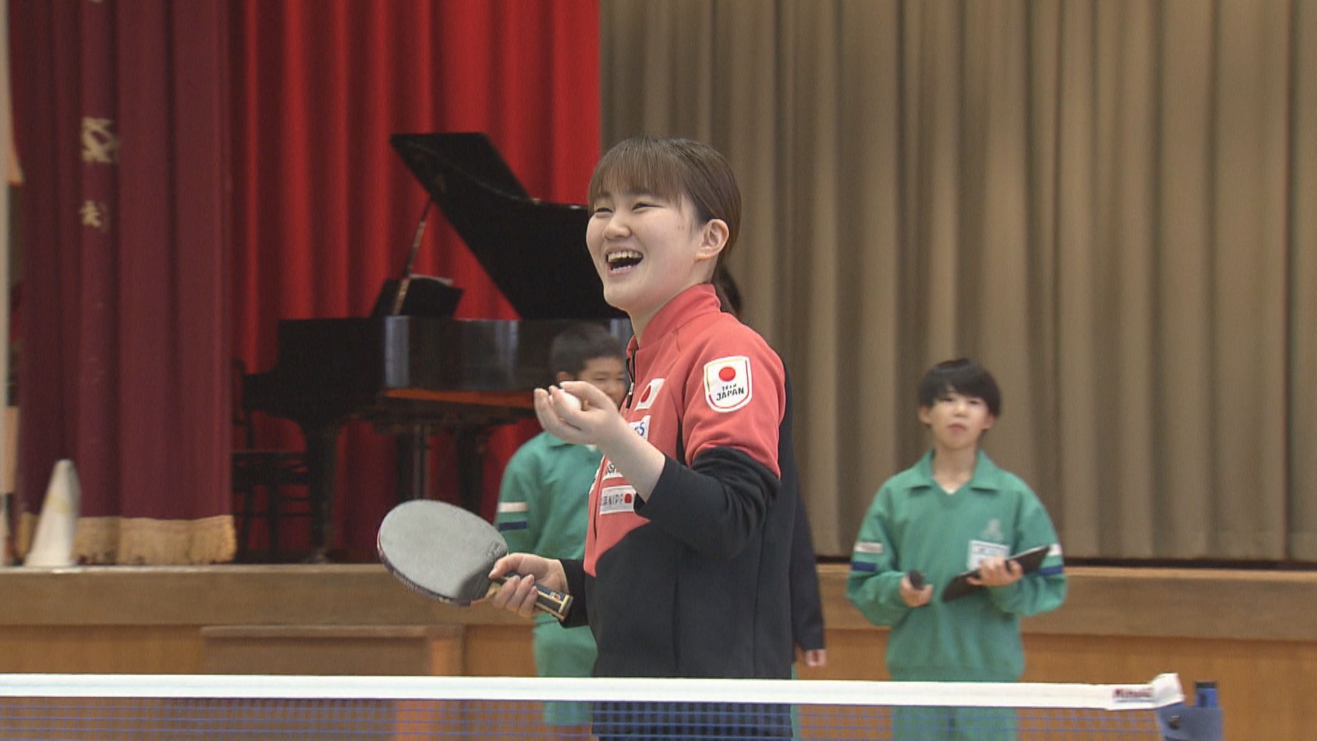 児童と卓球対決