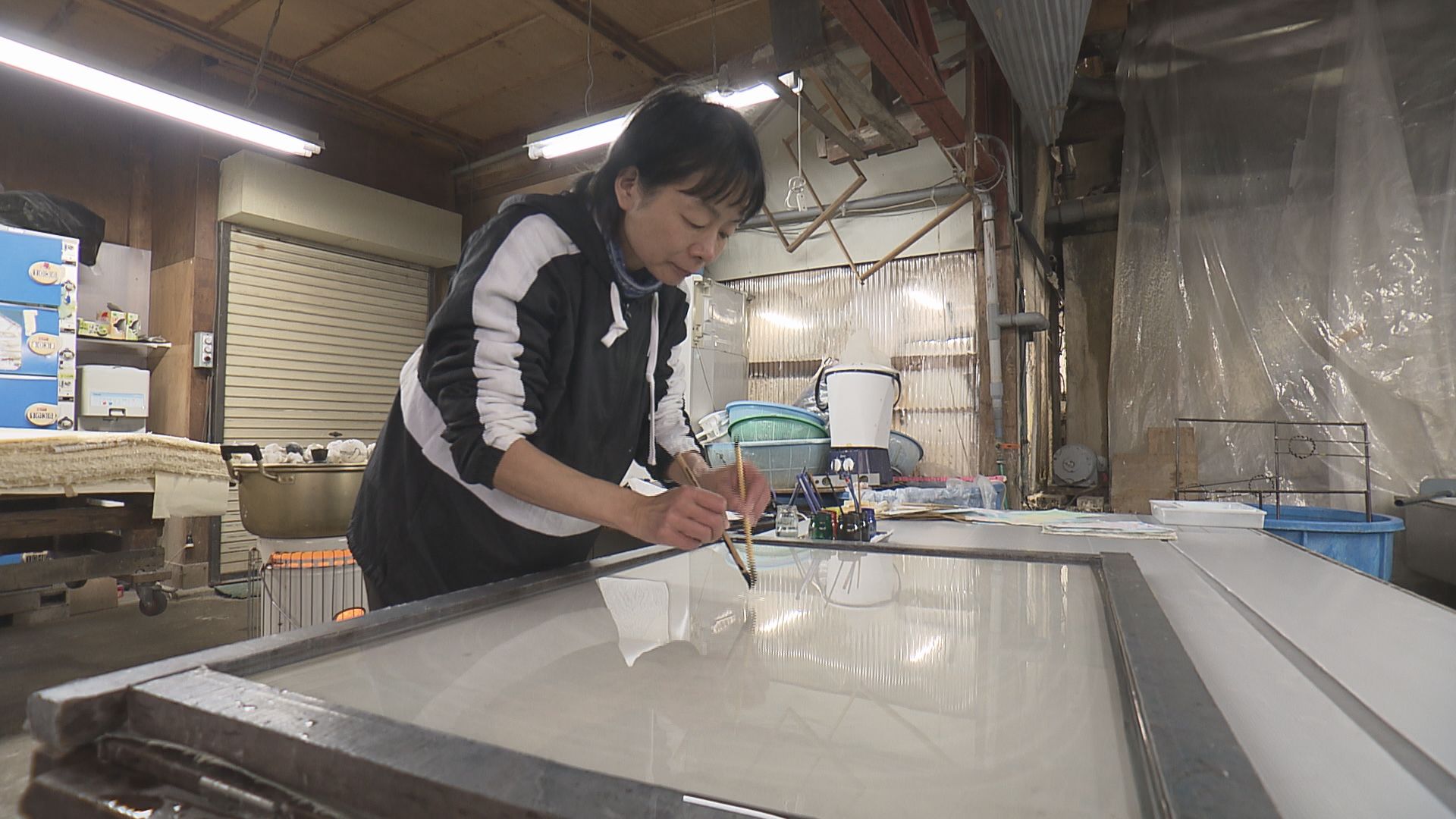 「越前墨流し」を守る五十嵐匡美さん