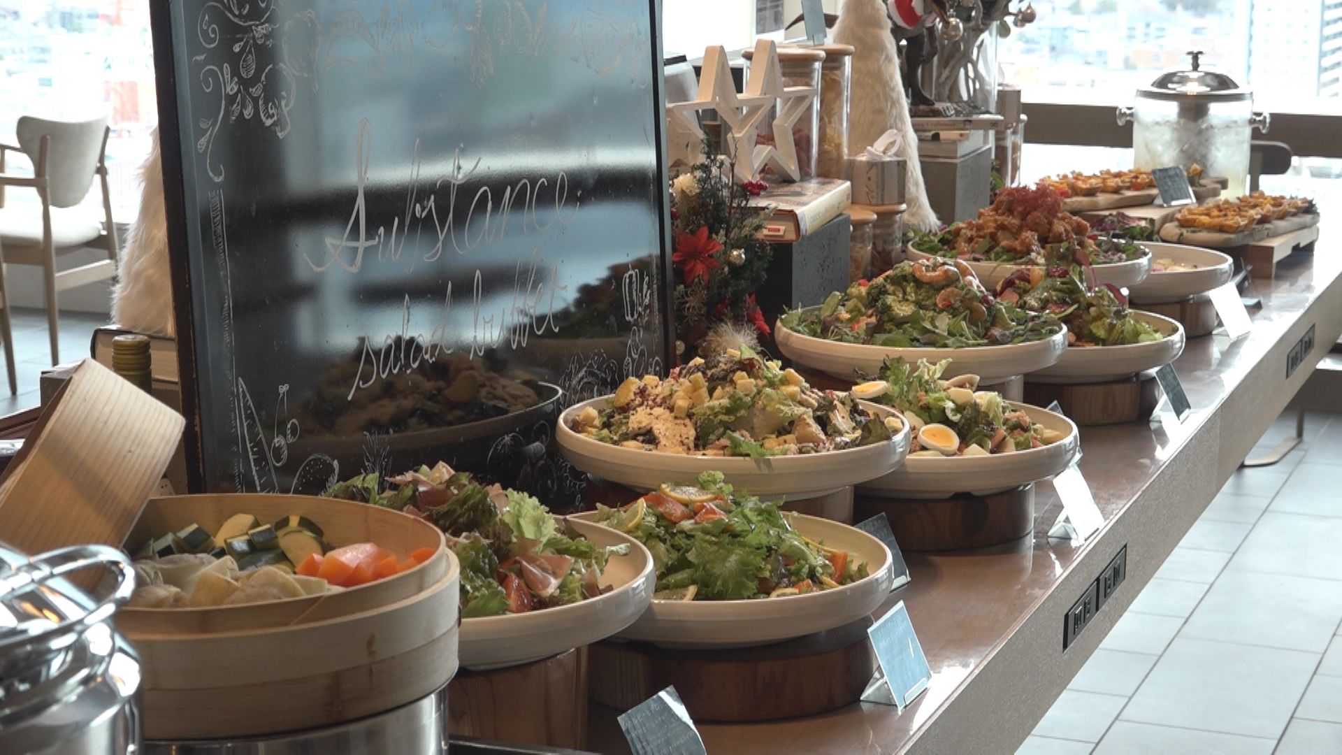 大ヒットのサラダビュッフェ