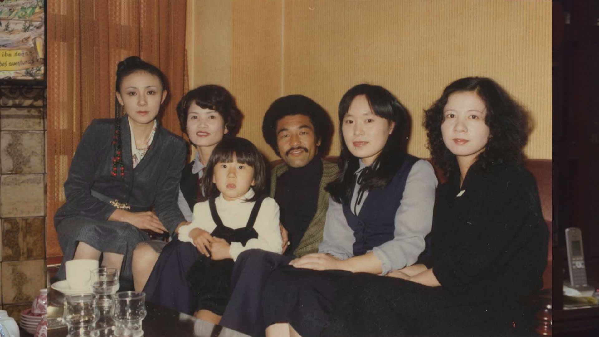 一番左が細川さん 有名人も訪れた