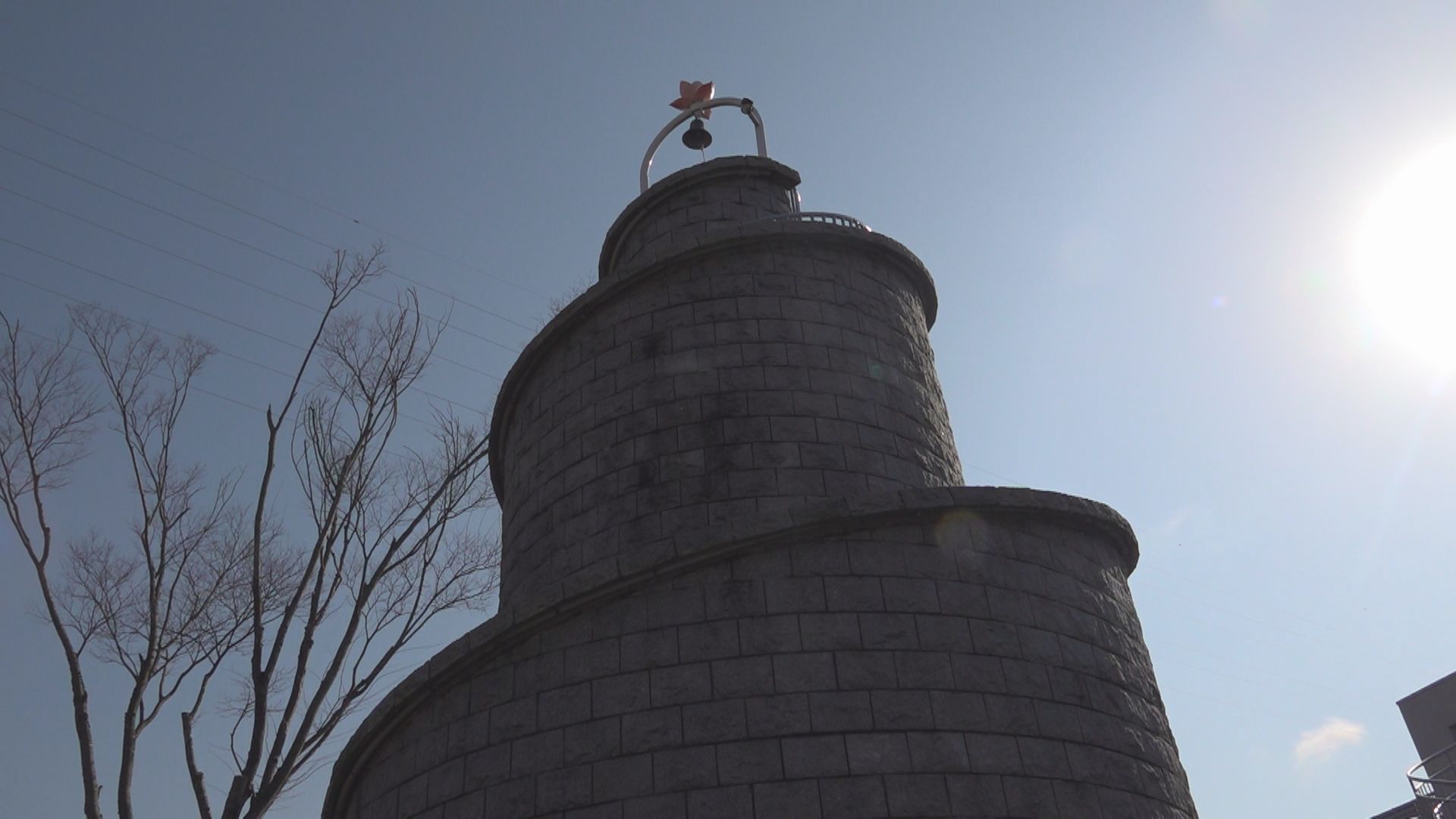 シンボルの石塔
