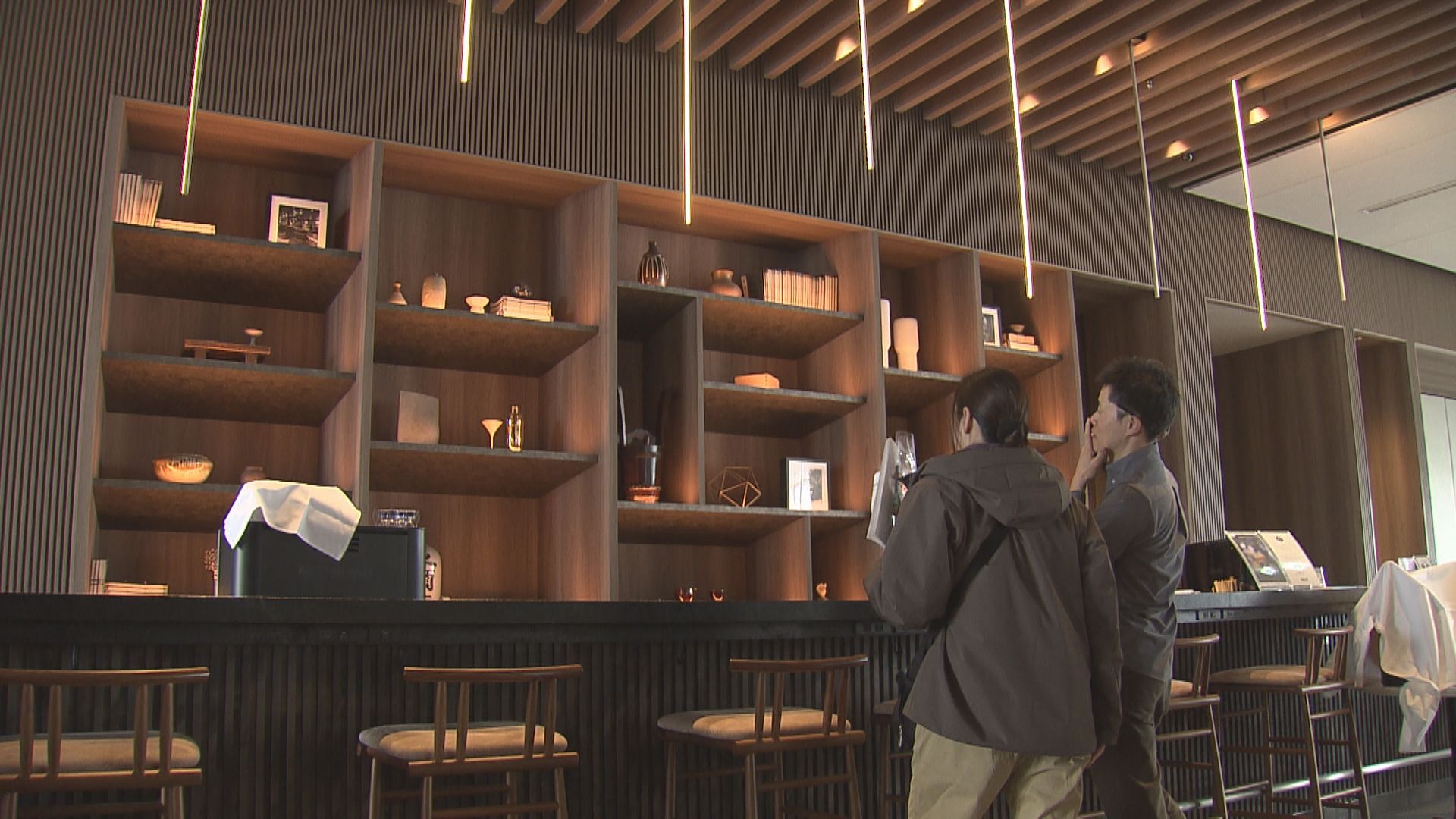 館内に伝統工芸品がディスプレイされているコートヤード福井