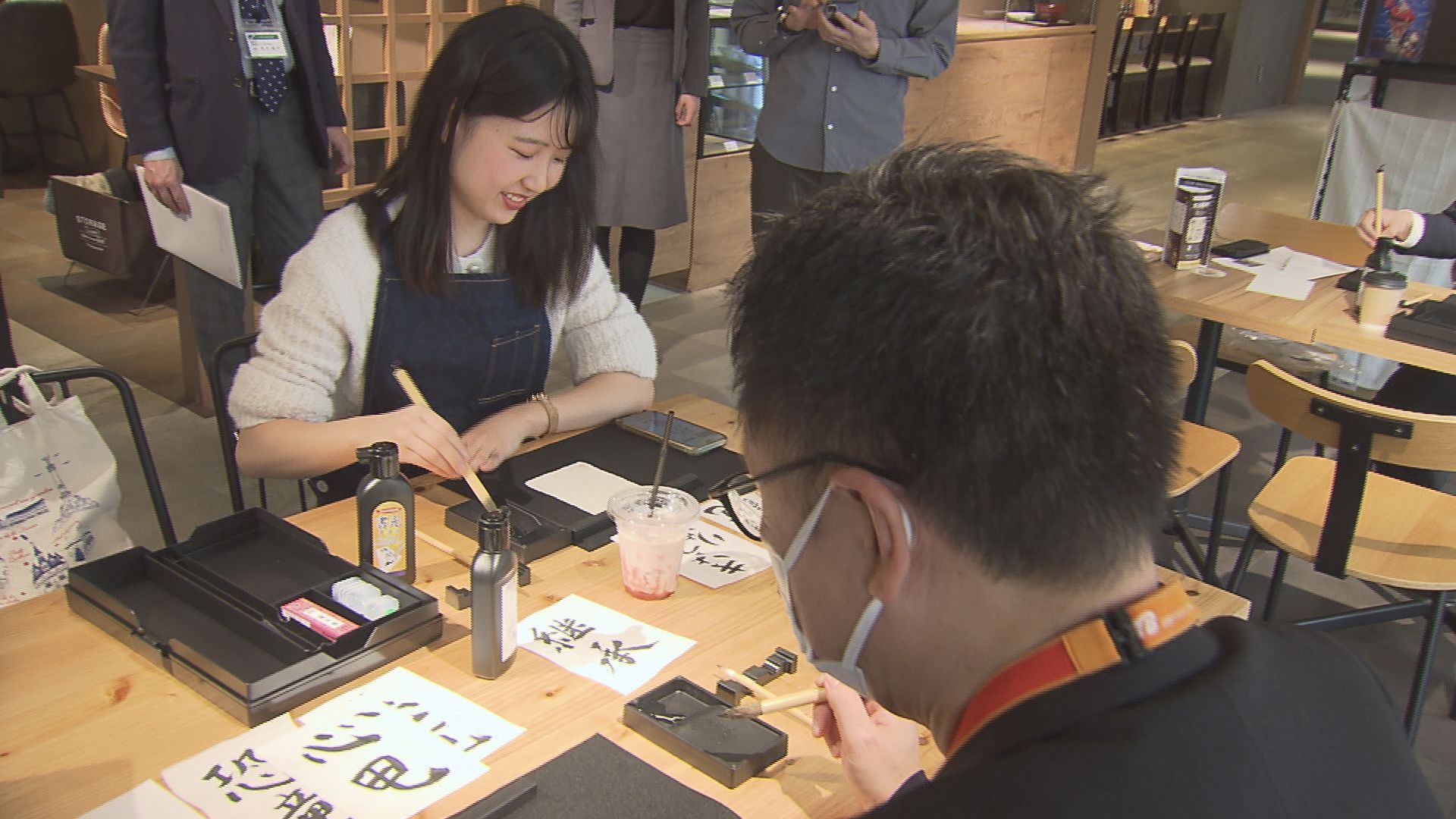 人間国宝が漉いた和紙に書をしたためる