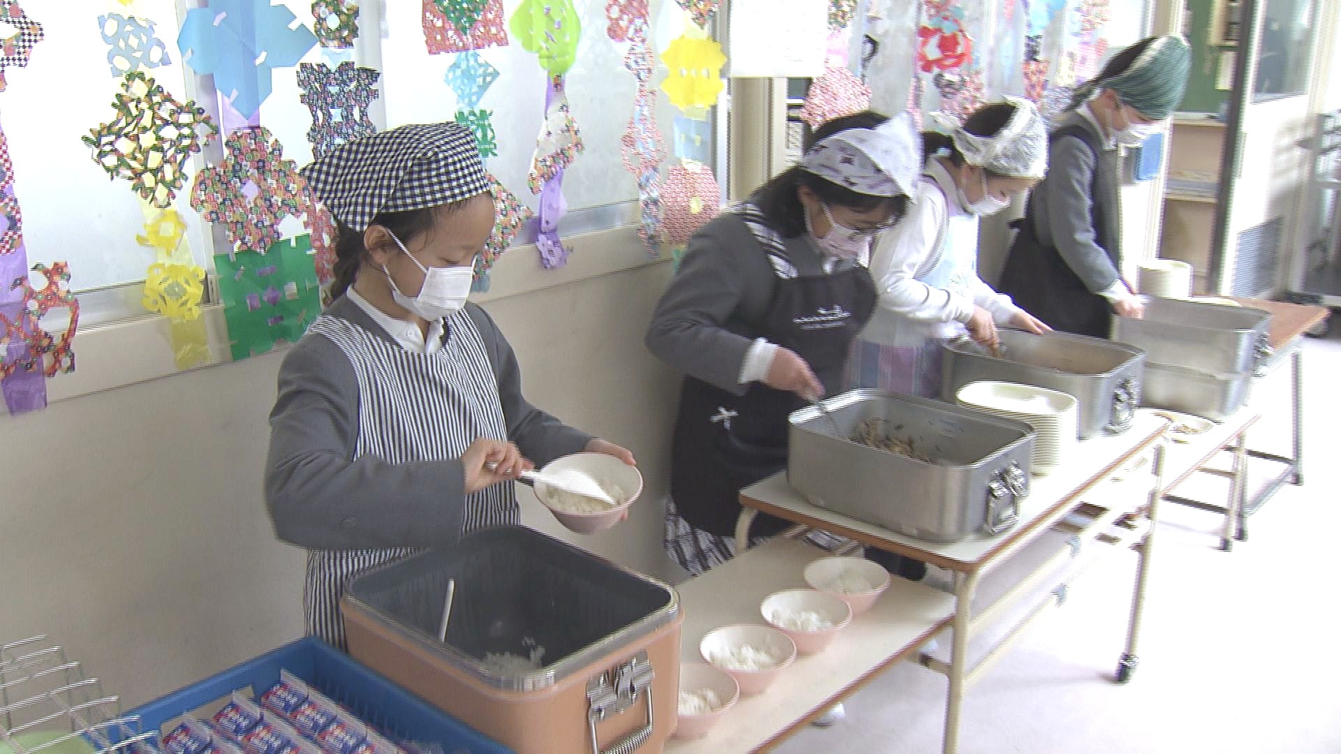 個人のエプロンで配膳