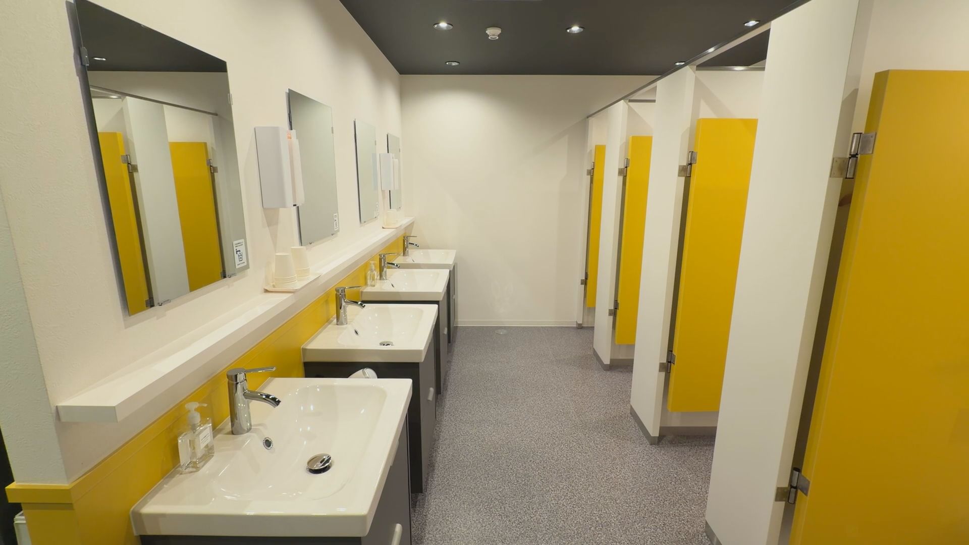 トイレやシャワーは共用