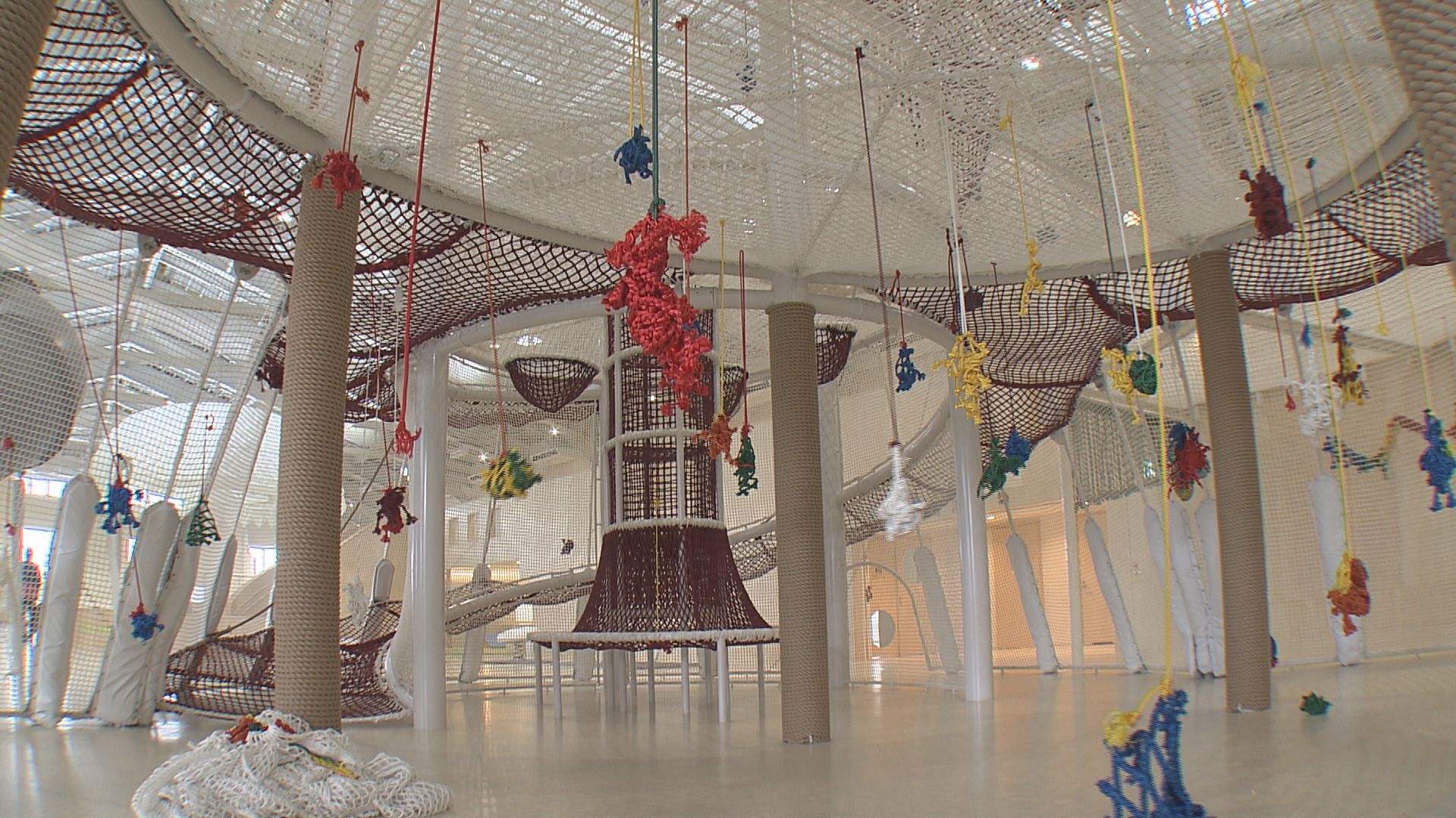 巨大なネット遊具も