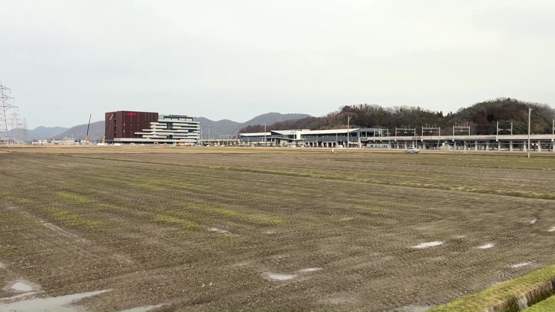 駅周辺には田んぼが広がる