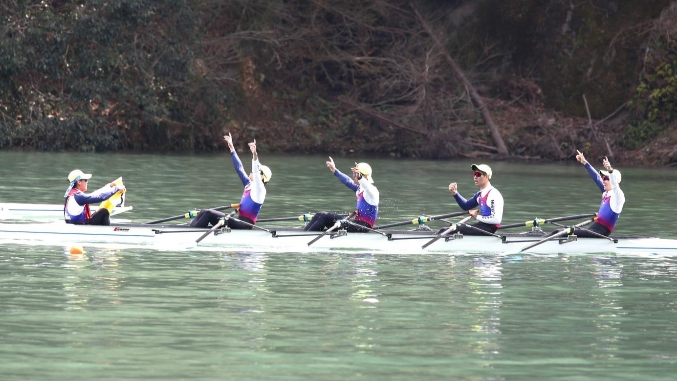 男子舵付きクオドルプルで優勝した美方高校のクルー