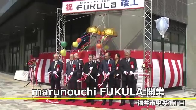 テープカットで開業祝う