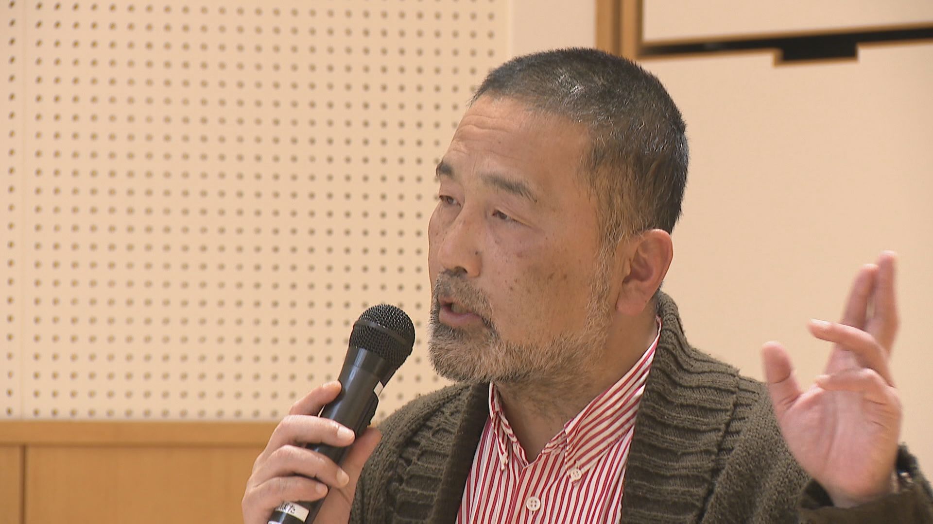 支援者の前で語る前川彰司さん