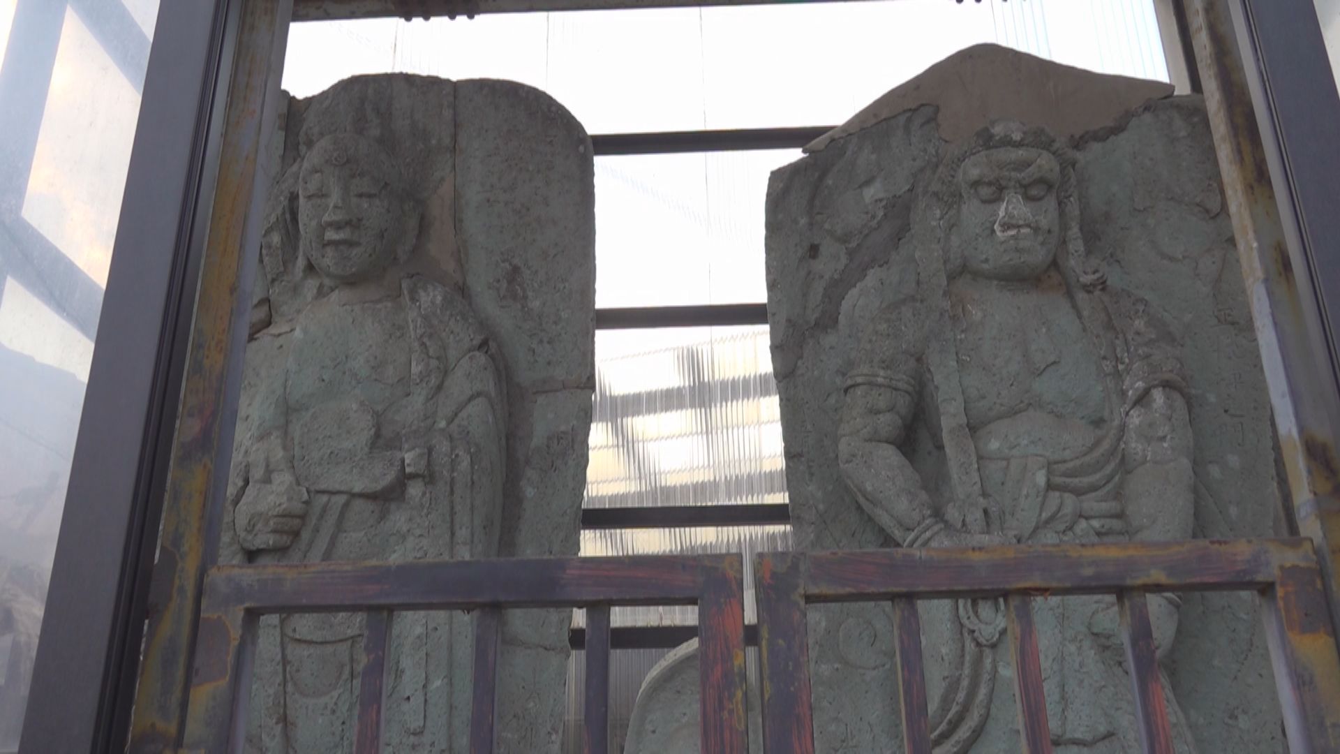 石仏の地蔵尊と不動尊