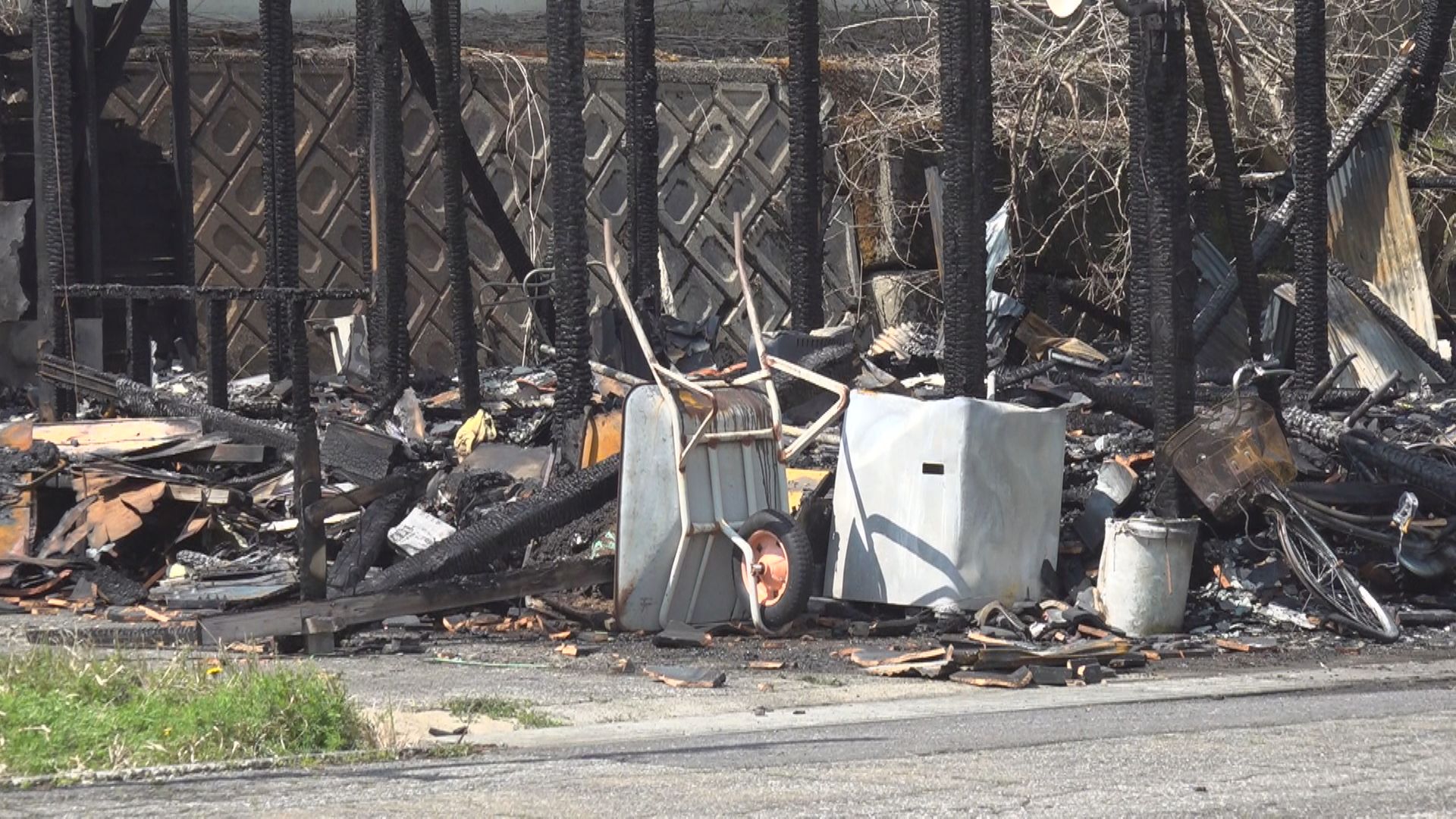 住人男性と連絡取れず