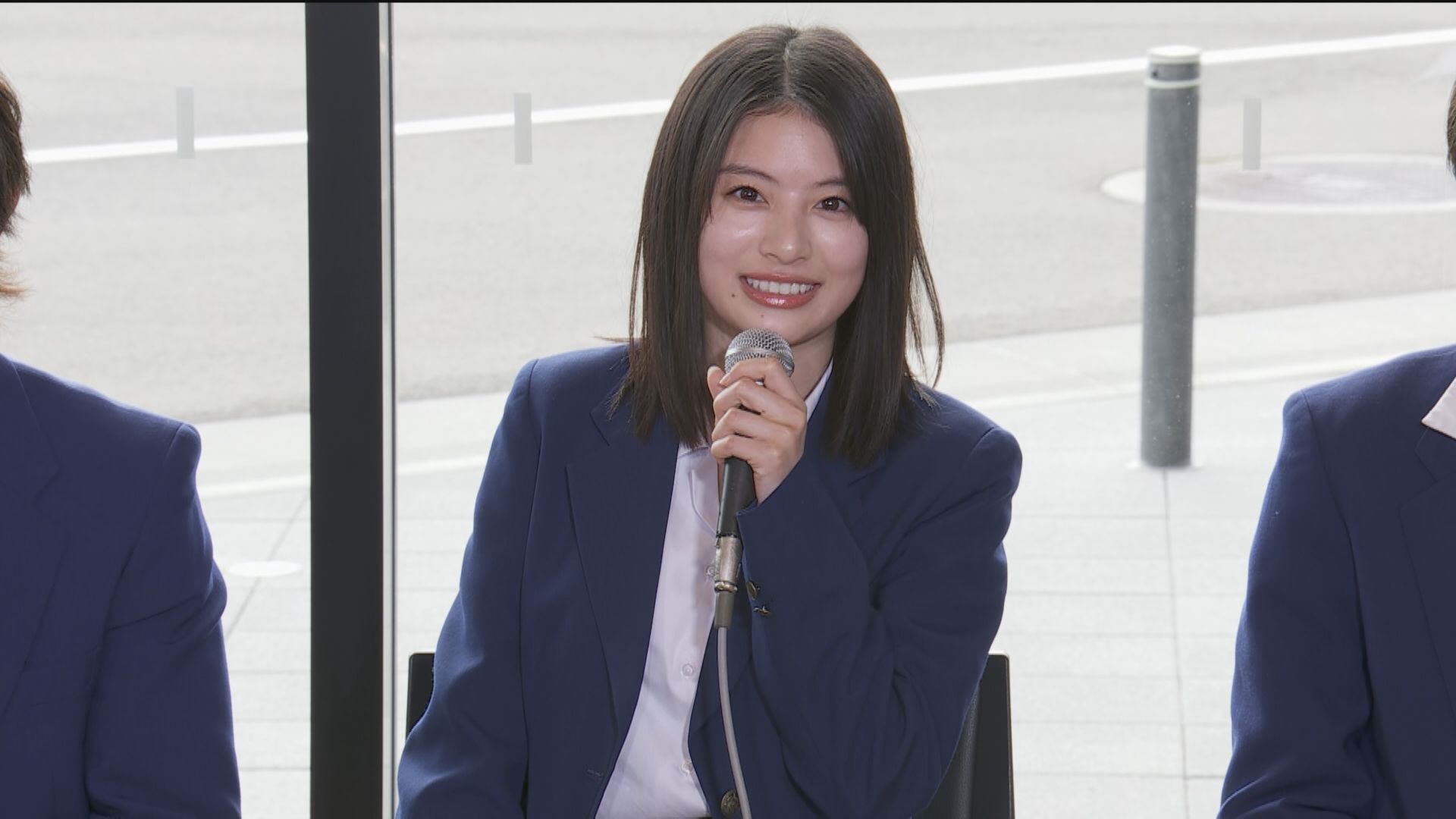 生徒役の出口夏希さん（5日、小浜市内にて）