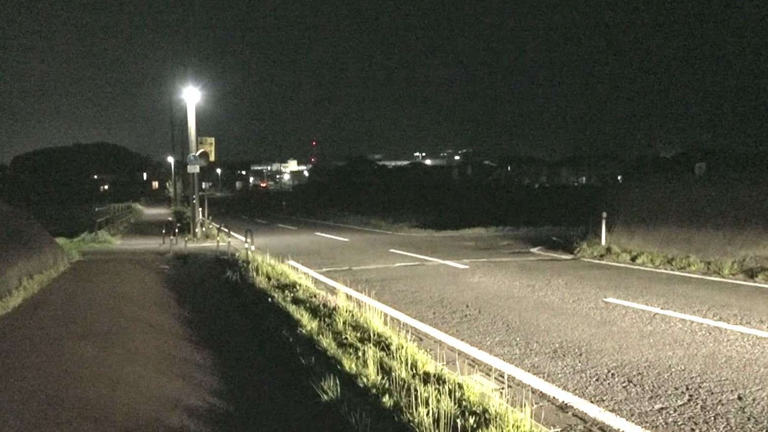 事故現場（14日午後7時半頃）