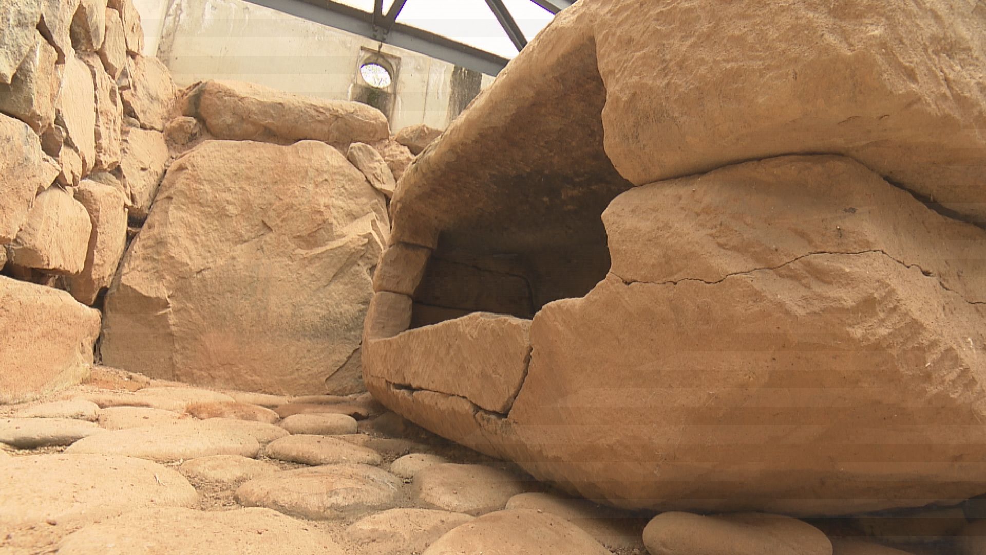 福井と出雲の特徴がある横口式舟形石棺
