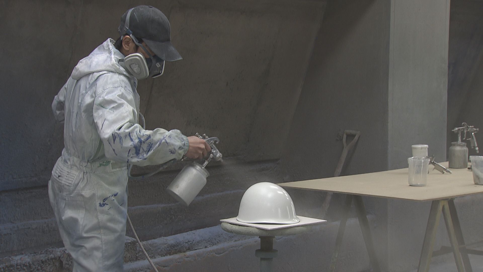 笏谷石の塗料を吹き付ける